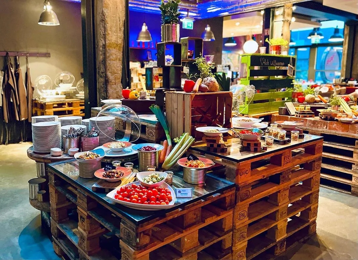 Restaurant/places to eat in Altes Stahlwerk Business & Lifestyle Hotel