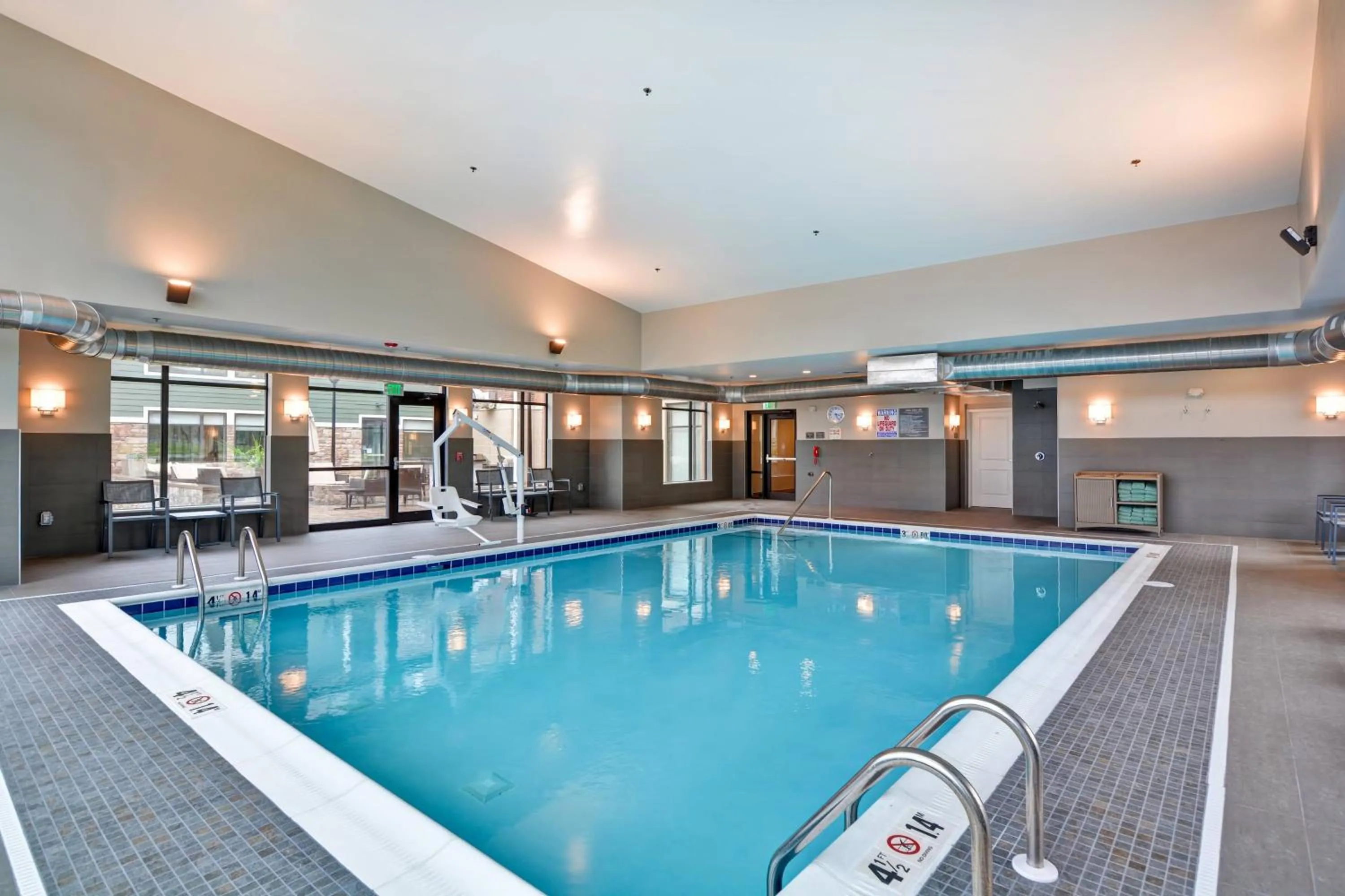 Swimming pool in Residence Inn by Marriott Cleveland Airport/Middleburg Heights