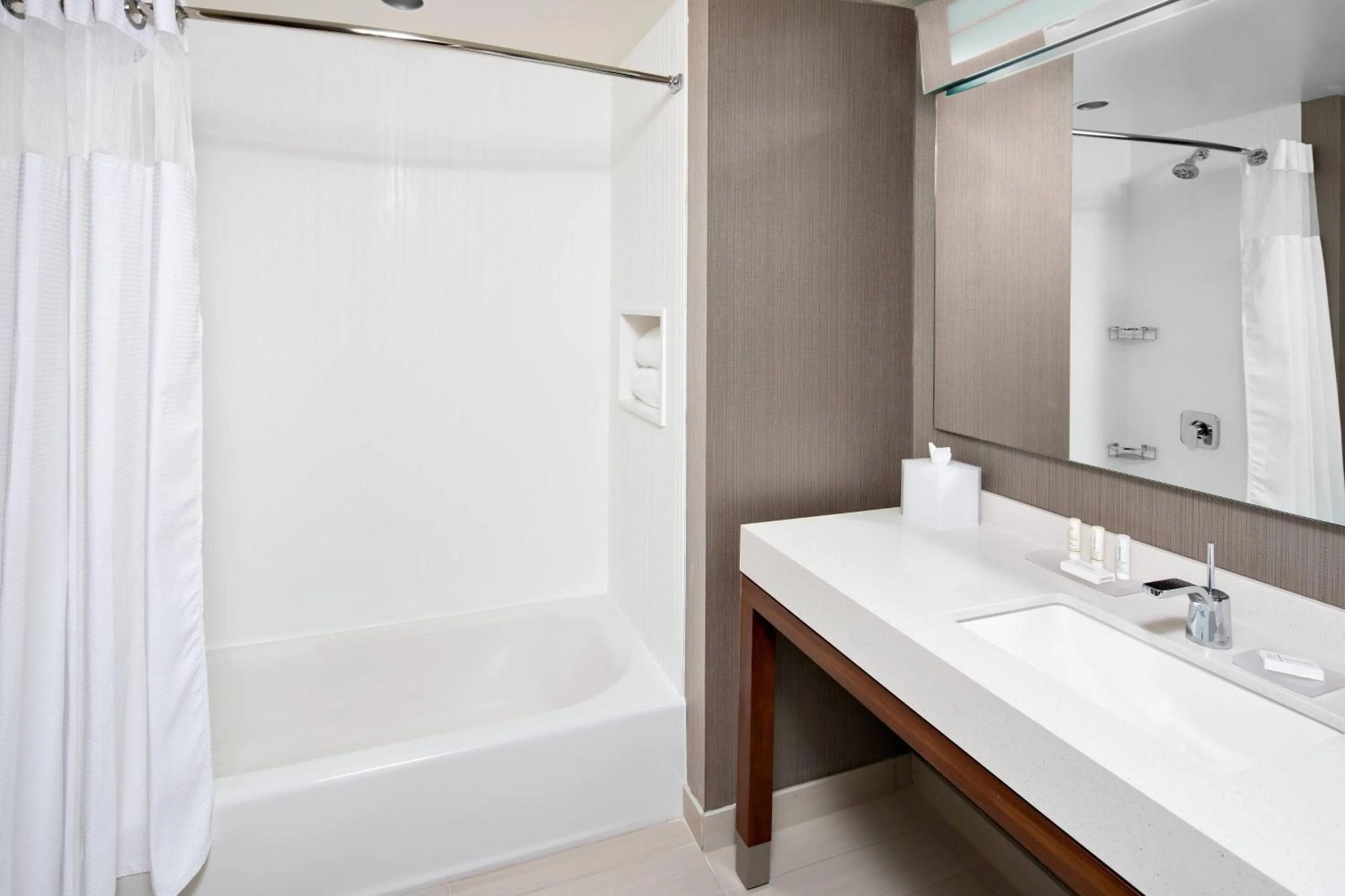 Bathroom in Courtyard by Marriott Knoxville Downtown