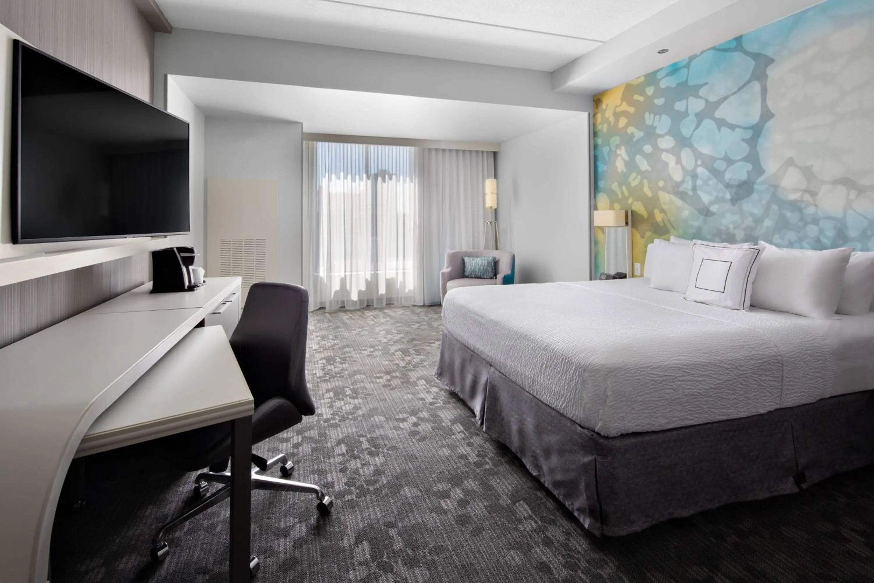 Photo of the whole room, Bed in Courtyard by Marriott Knoxville Downtown