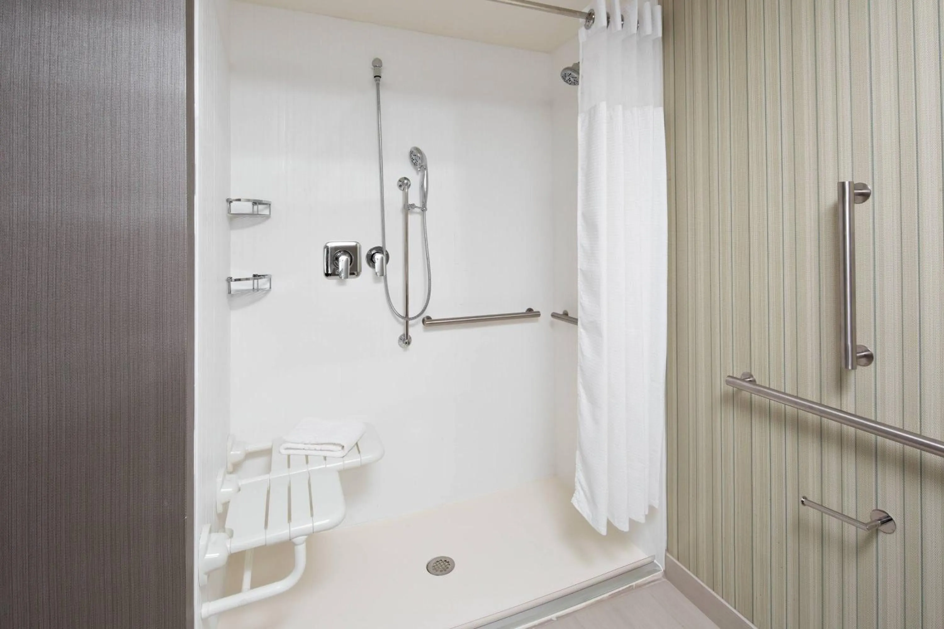 Bathroom in Courtyard by Marriott Knoxville Downtown