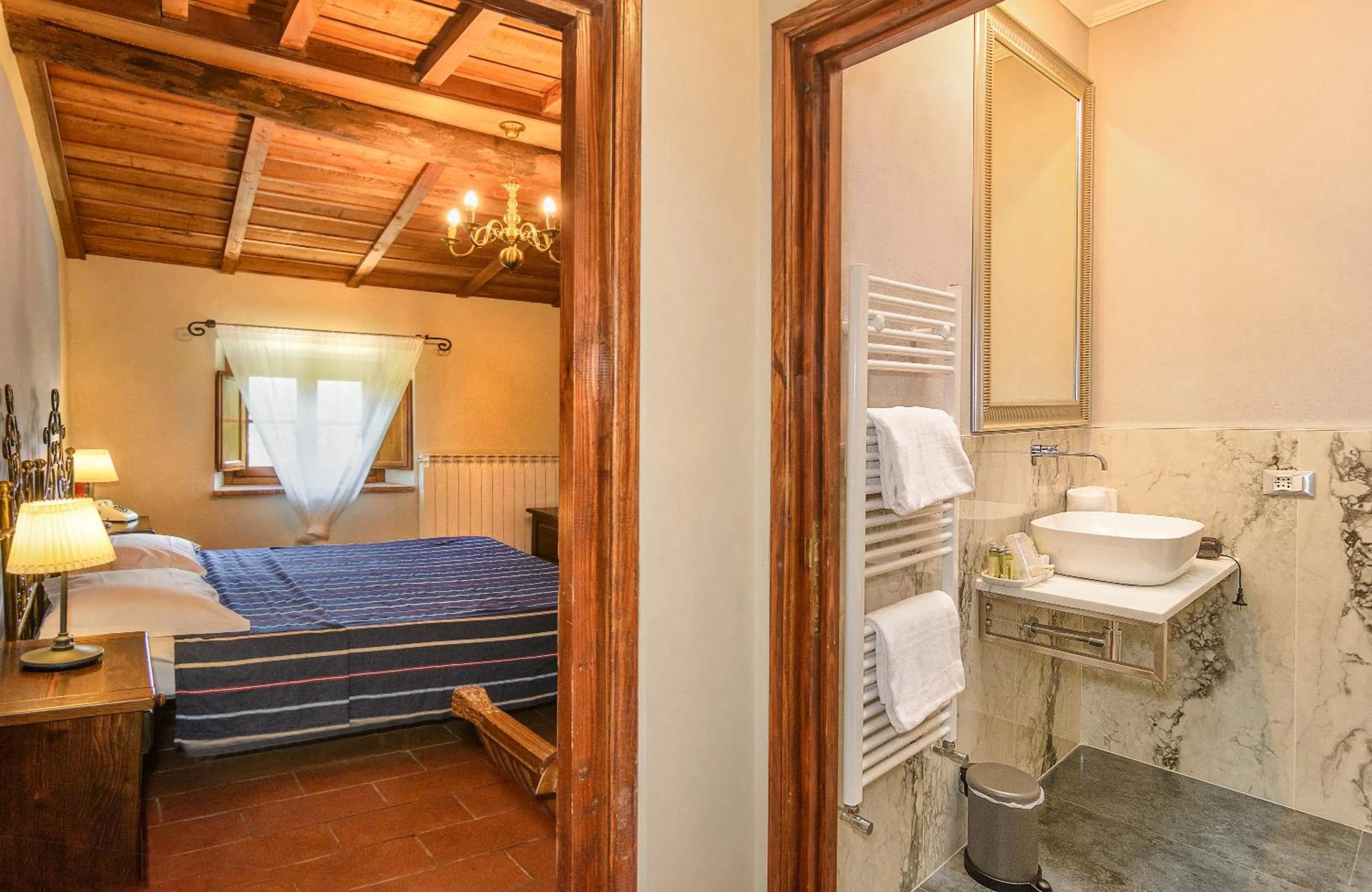 Bathroom, Bed in Hotel Villa Rinascimento
