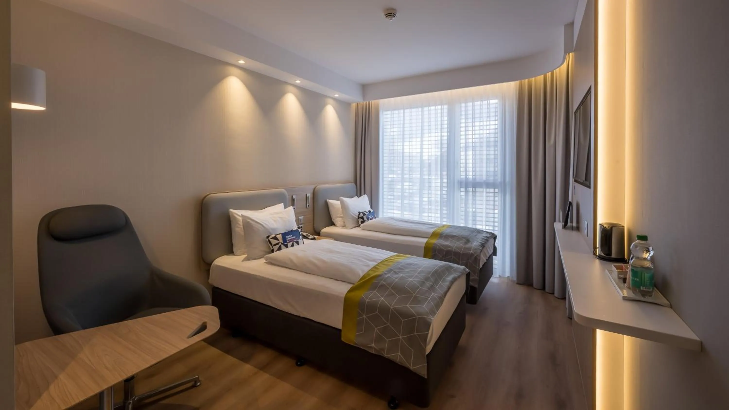 Photo of the whole room, Bed in Holiday Inn Express - Luzern - Kriens by IHG