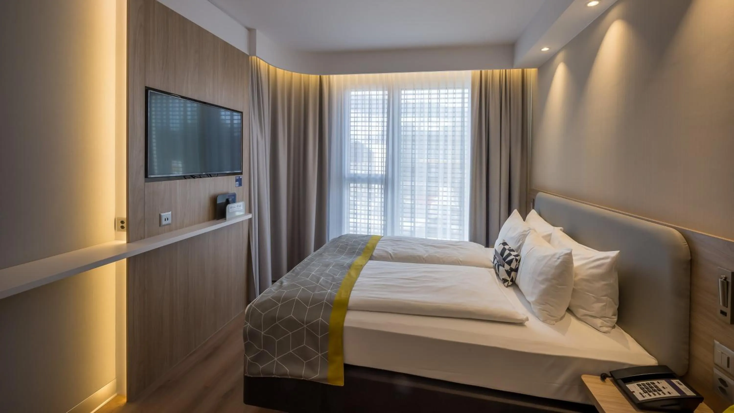 Photo of the whole room, Bed in Holiday Inn Express - Luzern - Kriens by IHG