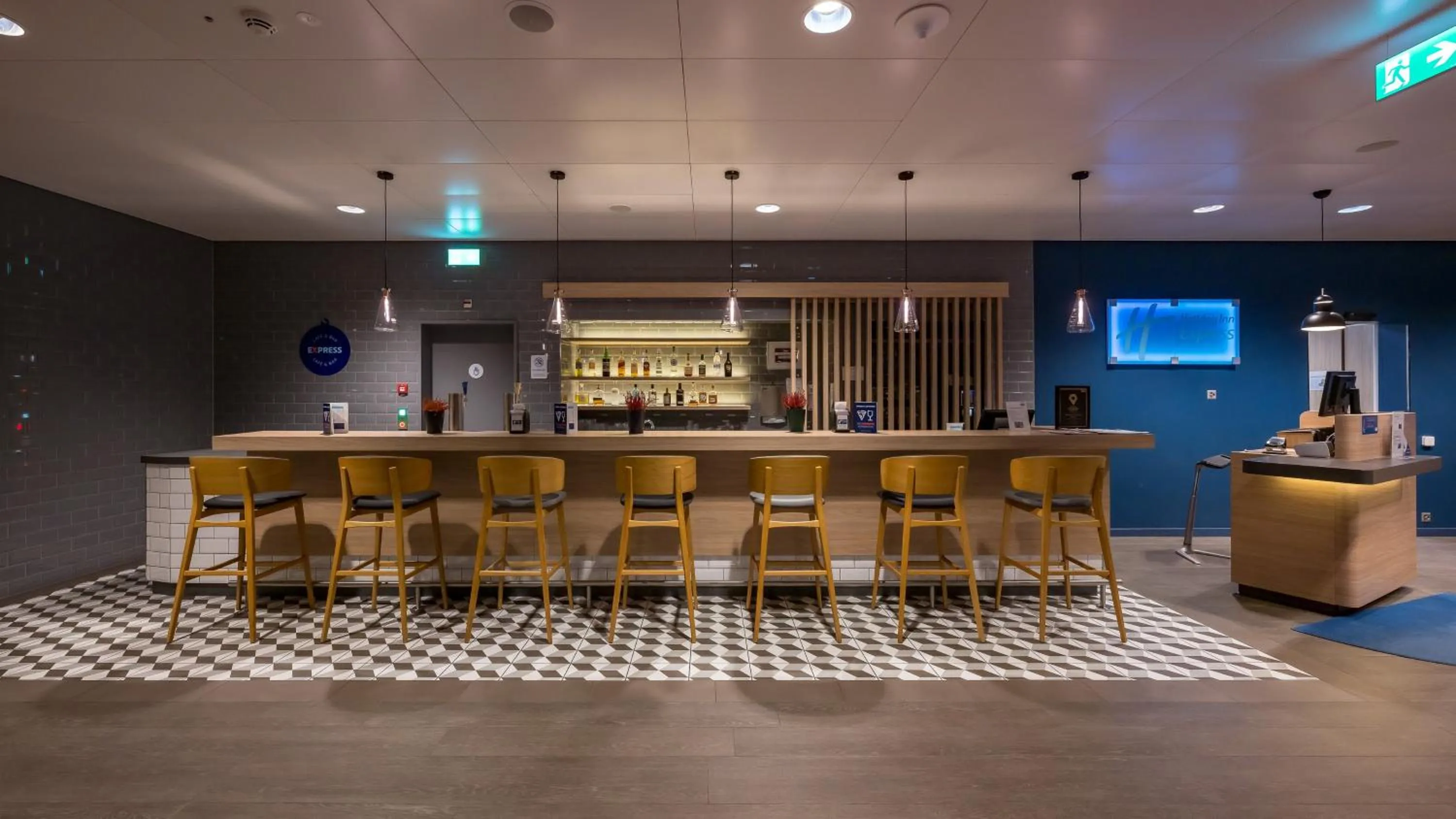 Lounge or bar in Holiday Inn Express - Luzern - Kriens by IHG