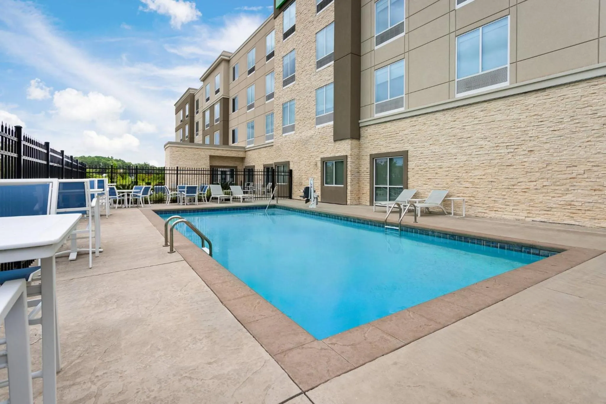 Swimming pool in Holiday Inn & Suites - Savannah Airport - Pooler by IHG