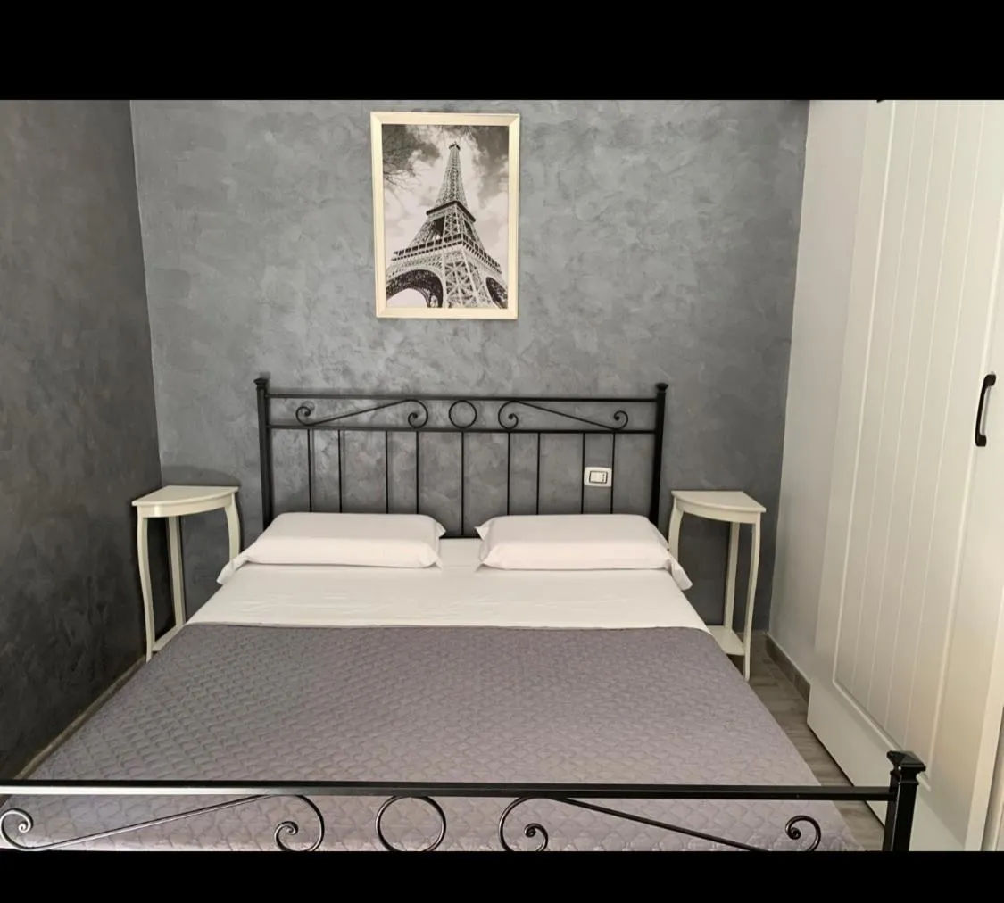 Photo of the whole room, Bed in Babyface