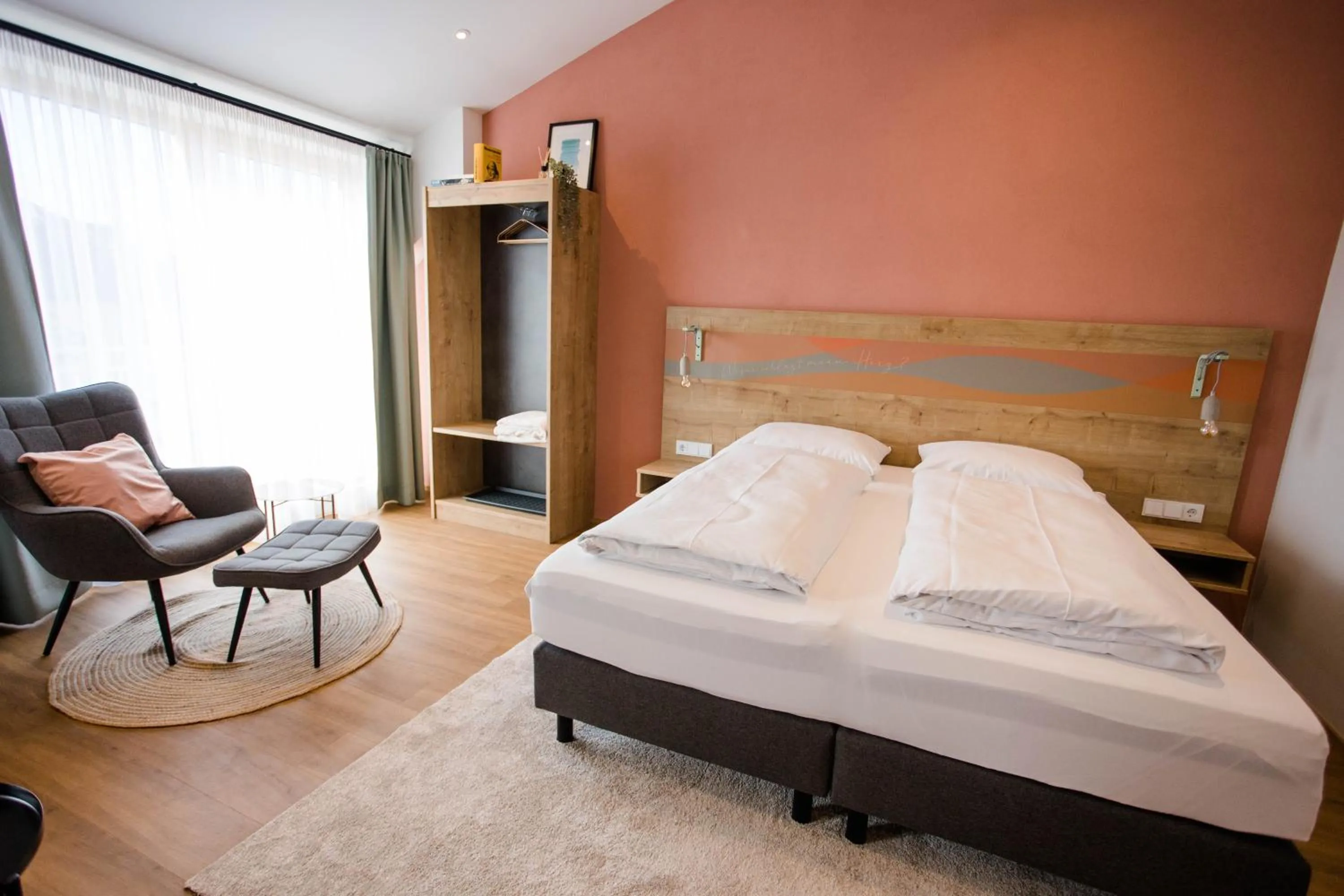 Living room, Bed in Stadthotel Freilassing