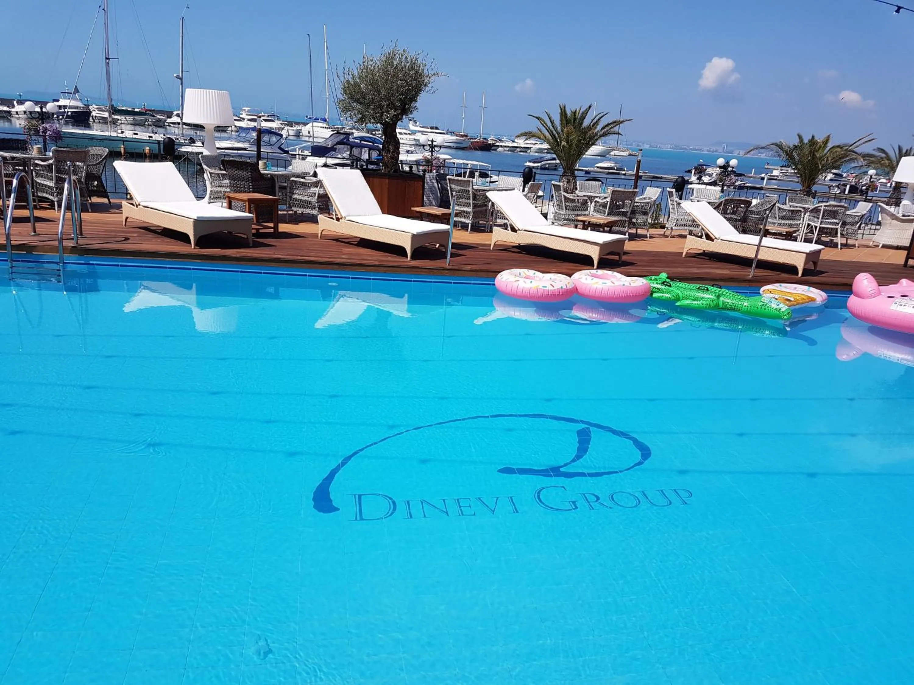Swimming pool in Hotel Palace Marina Dinevi