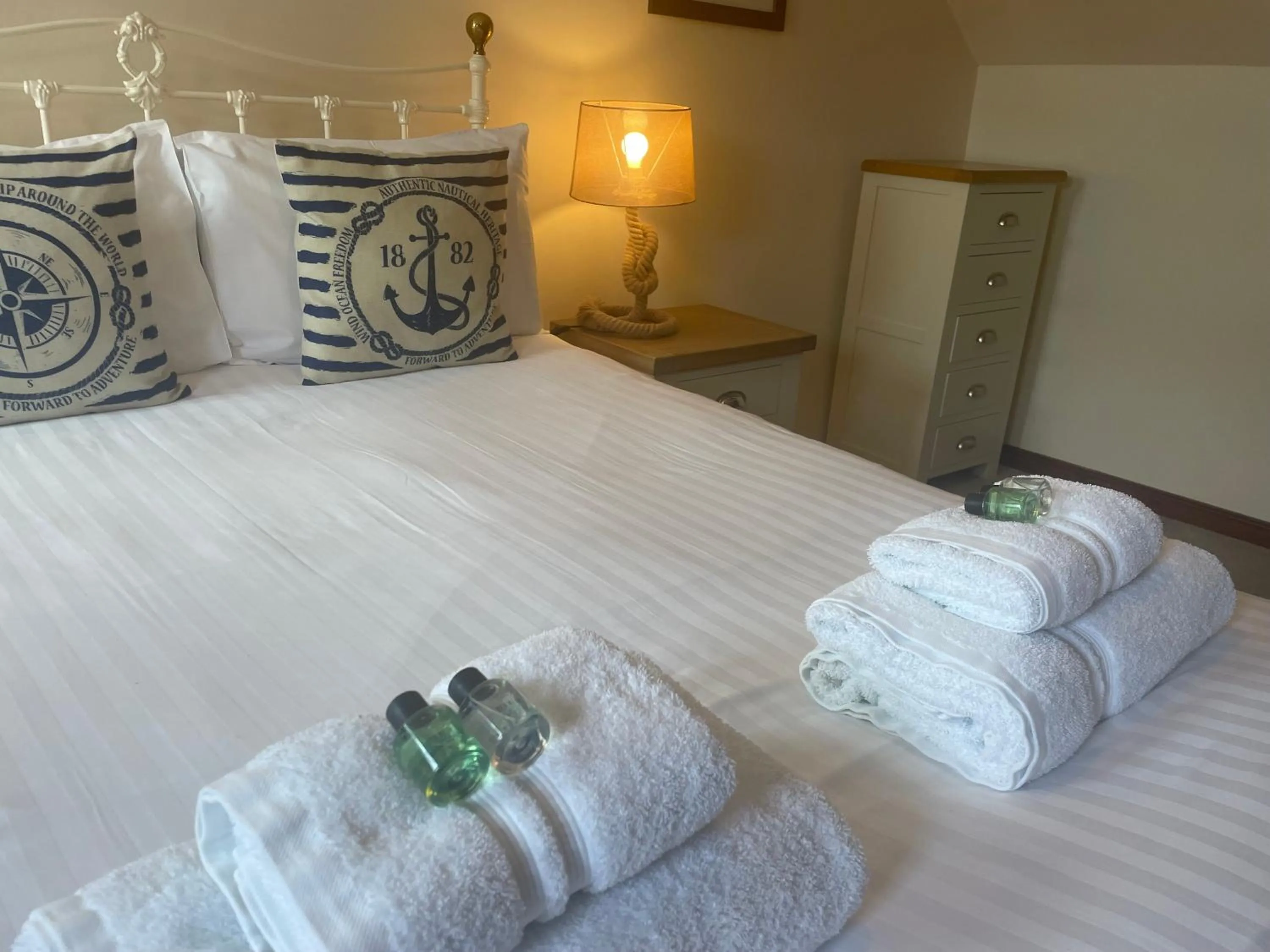 Bed in The Cornishman Inn