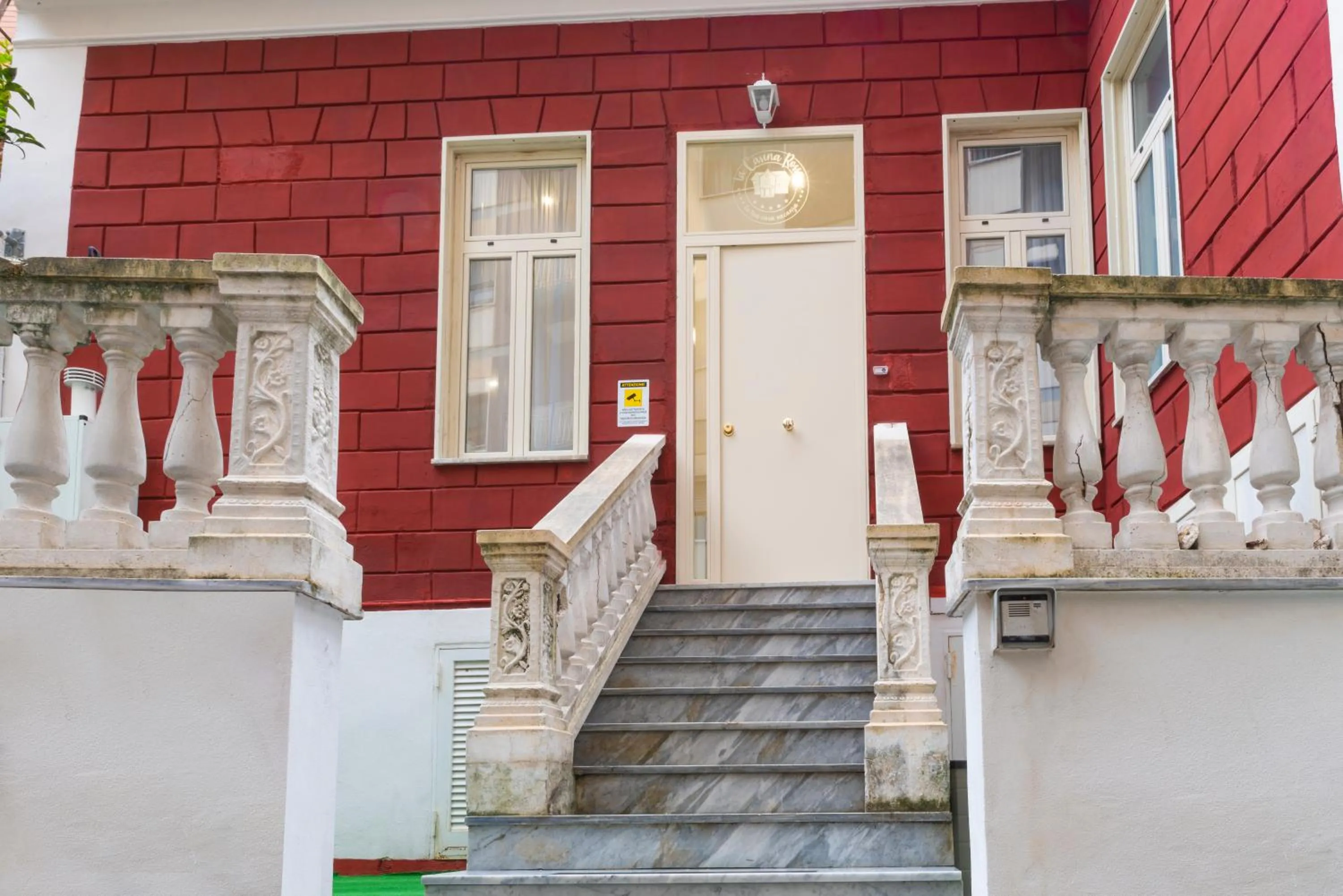 Facade/entrance in La Casina Rossa