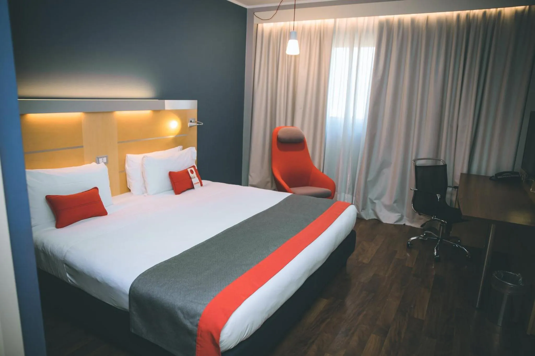Photo of the whole room, Bed in Holiday Inn Express Milan-Malpensa Airport by IHG