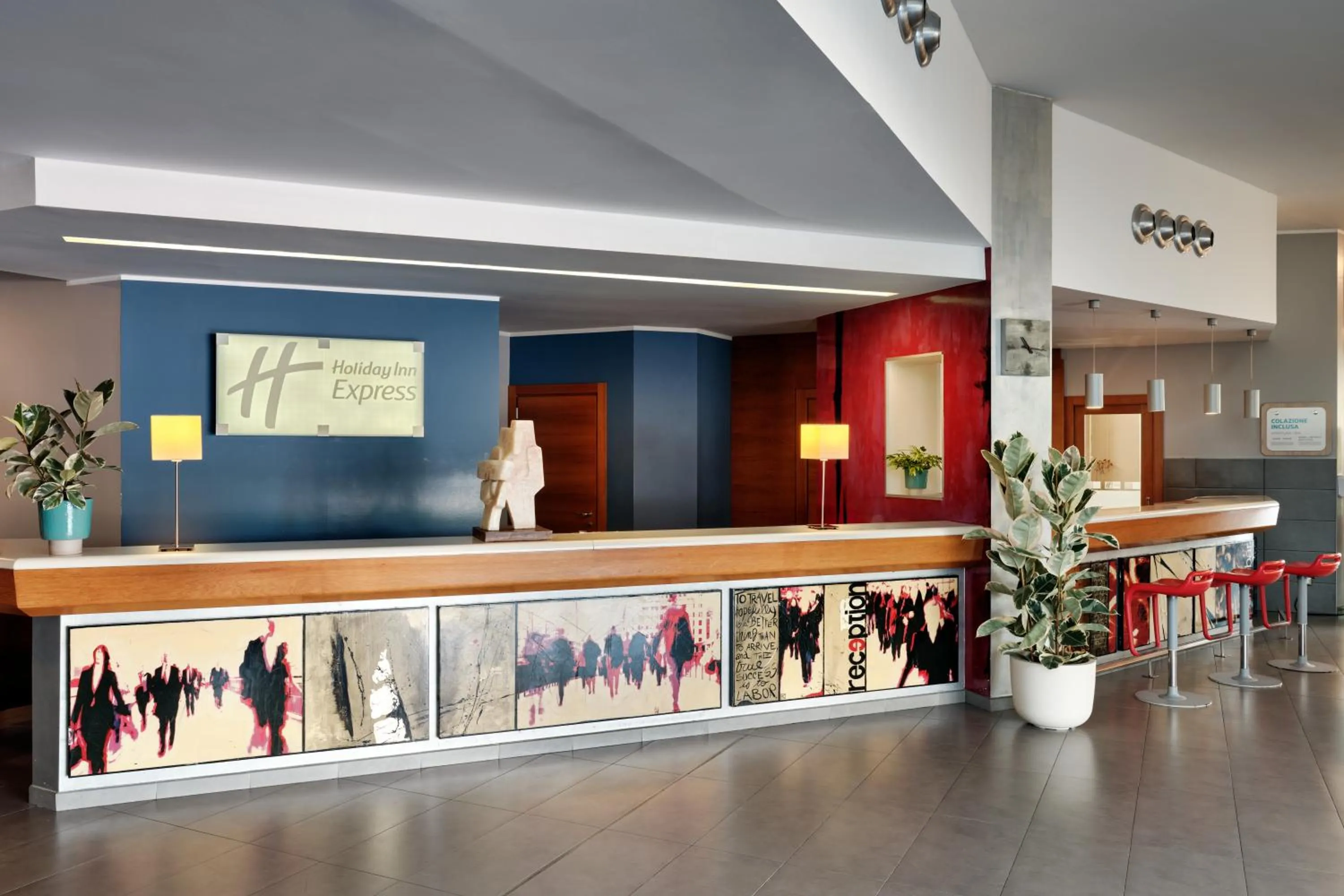 Lobby or reception in Holiday Inn Express Milan-Malpensa Airport by IHG