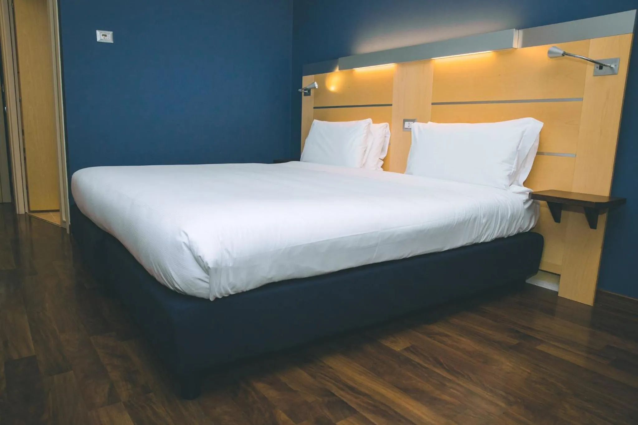Photo of the whole room, Bed in Holiday Inn Express Milan-Malpensa Airport by IHG