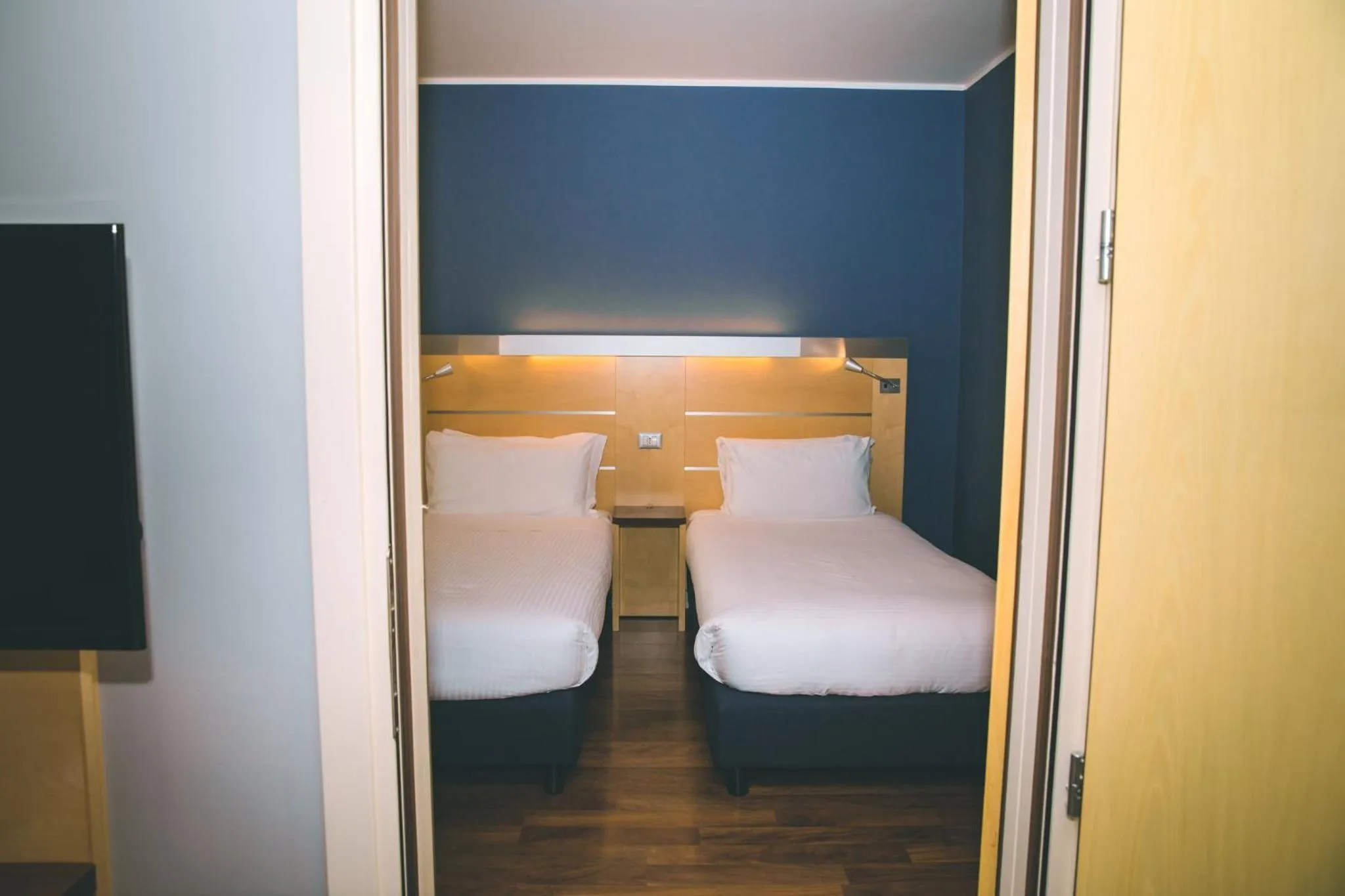Photo of the whole room, Bed in Holiday Inn Express Milan-Malpensa Airport by IHG