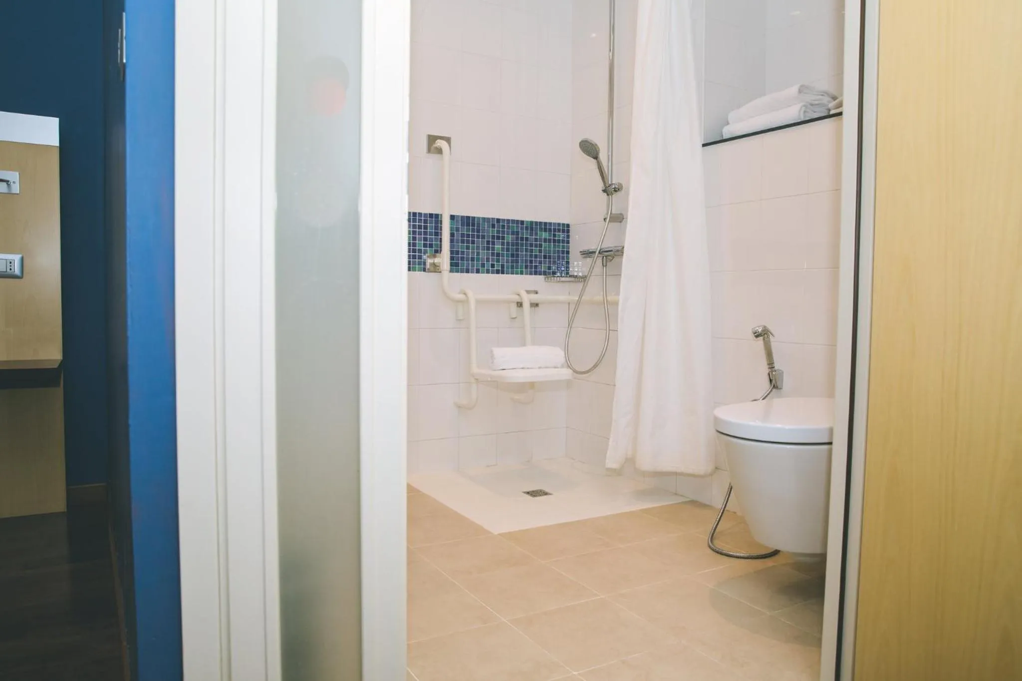 Photo of the whole room in Holiday Inn Express Milan-Malpensa Airport by IHG