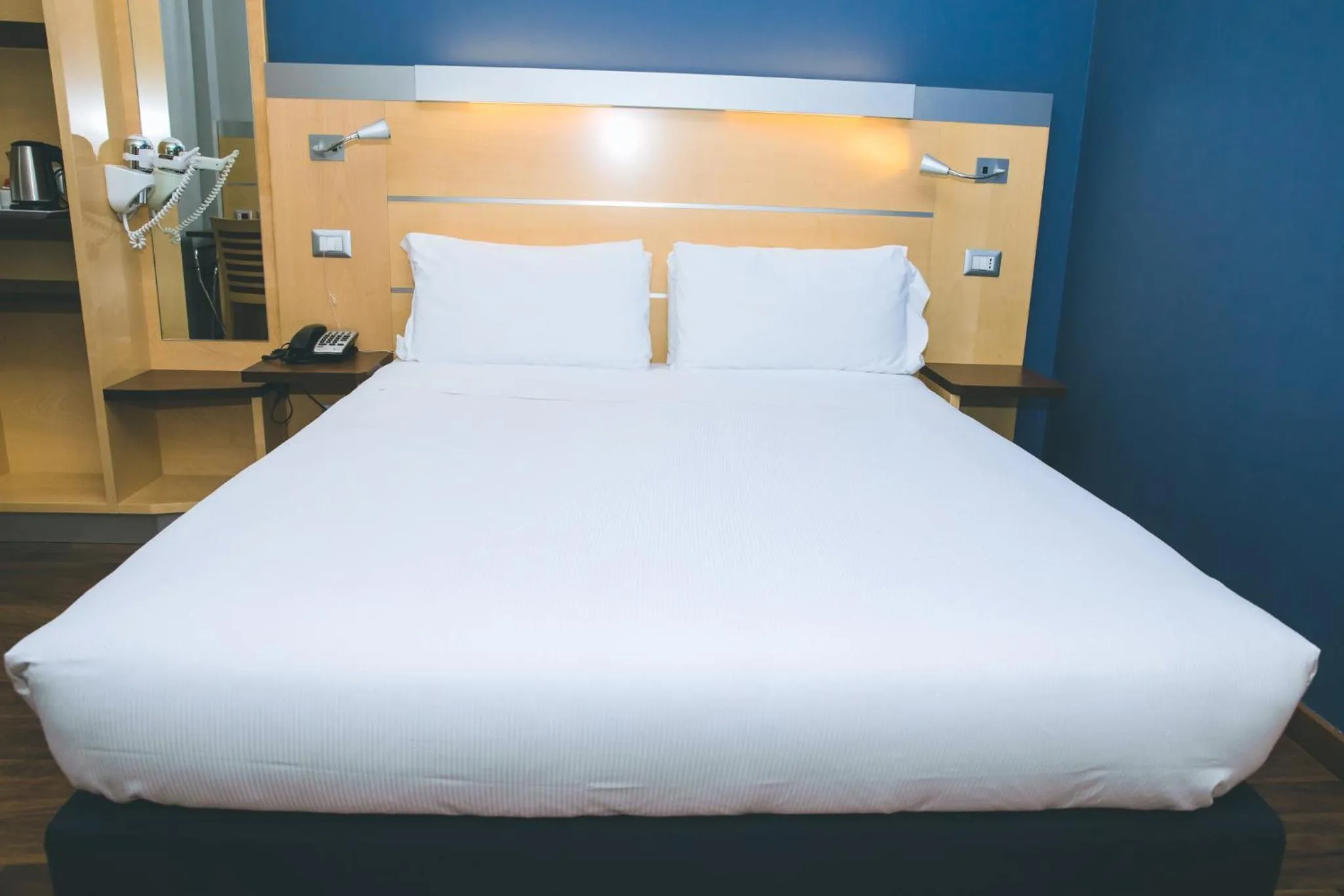 Photo of the whole room, Bed in Holiday Inn Express Milan-Malpensa Airport by IHG