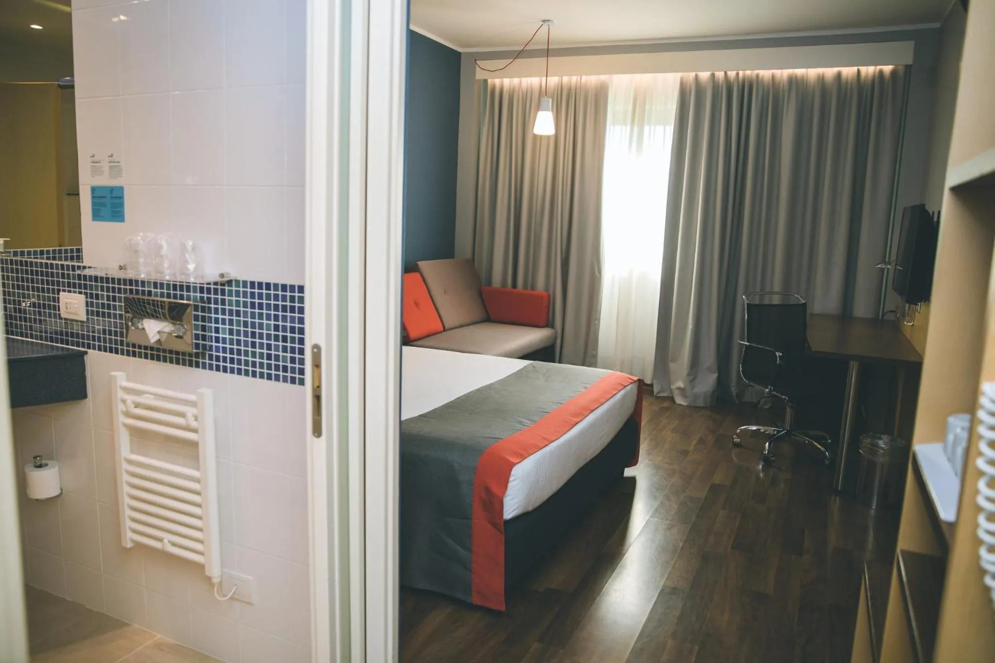 Photo of the whole room, Bed in Holiday Inn Express Milan-Malpensa Airport by IHG