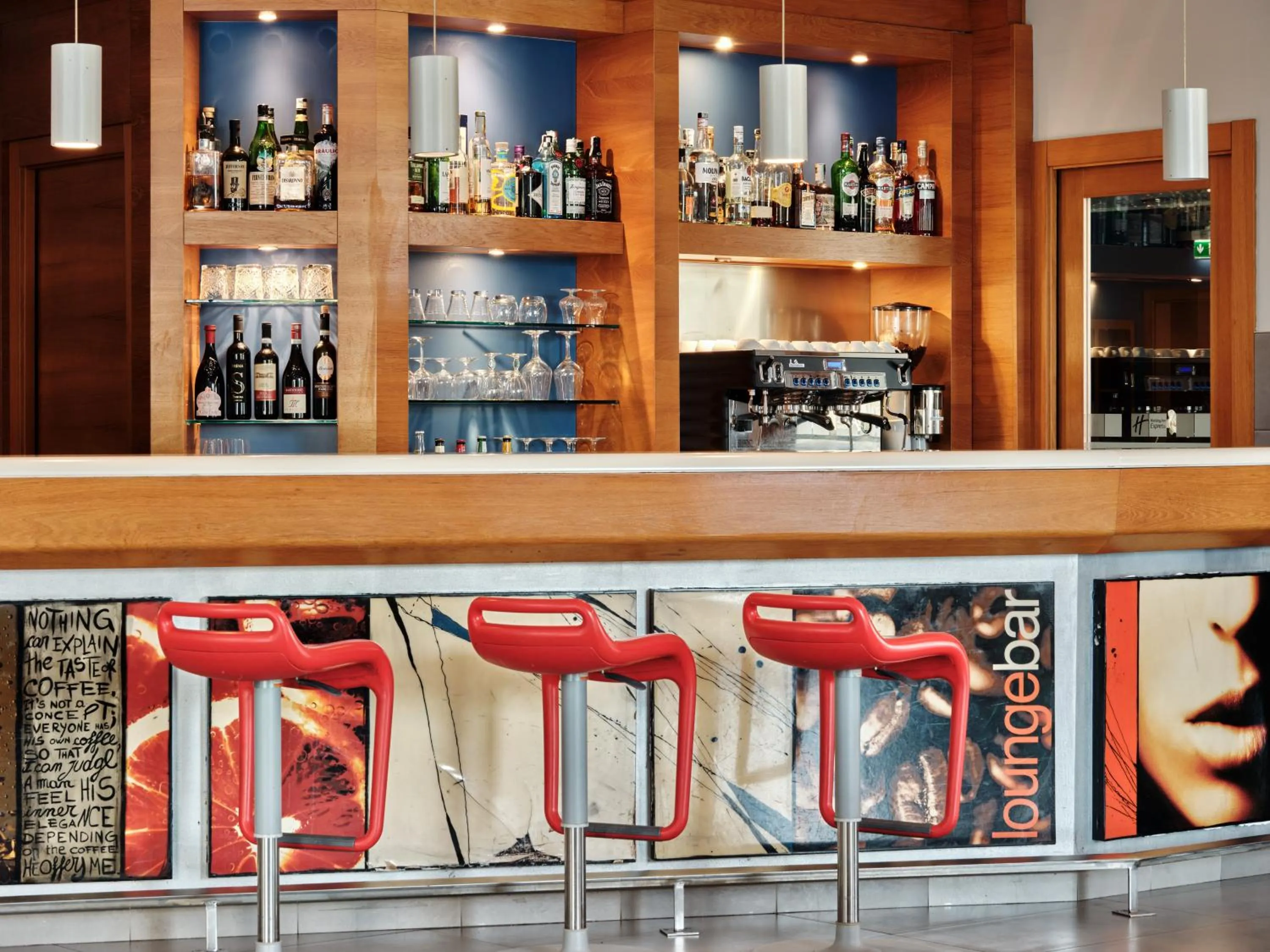 Lounge or bar in Holiday Inn Express Milan-Malpensa Airport by IHG