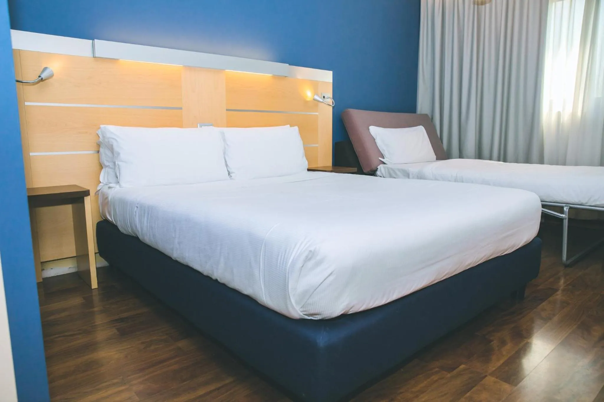 Photo of the whole room, Bed in Holiday Inn Express Milan-Malpensa Airport by IHG