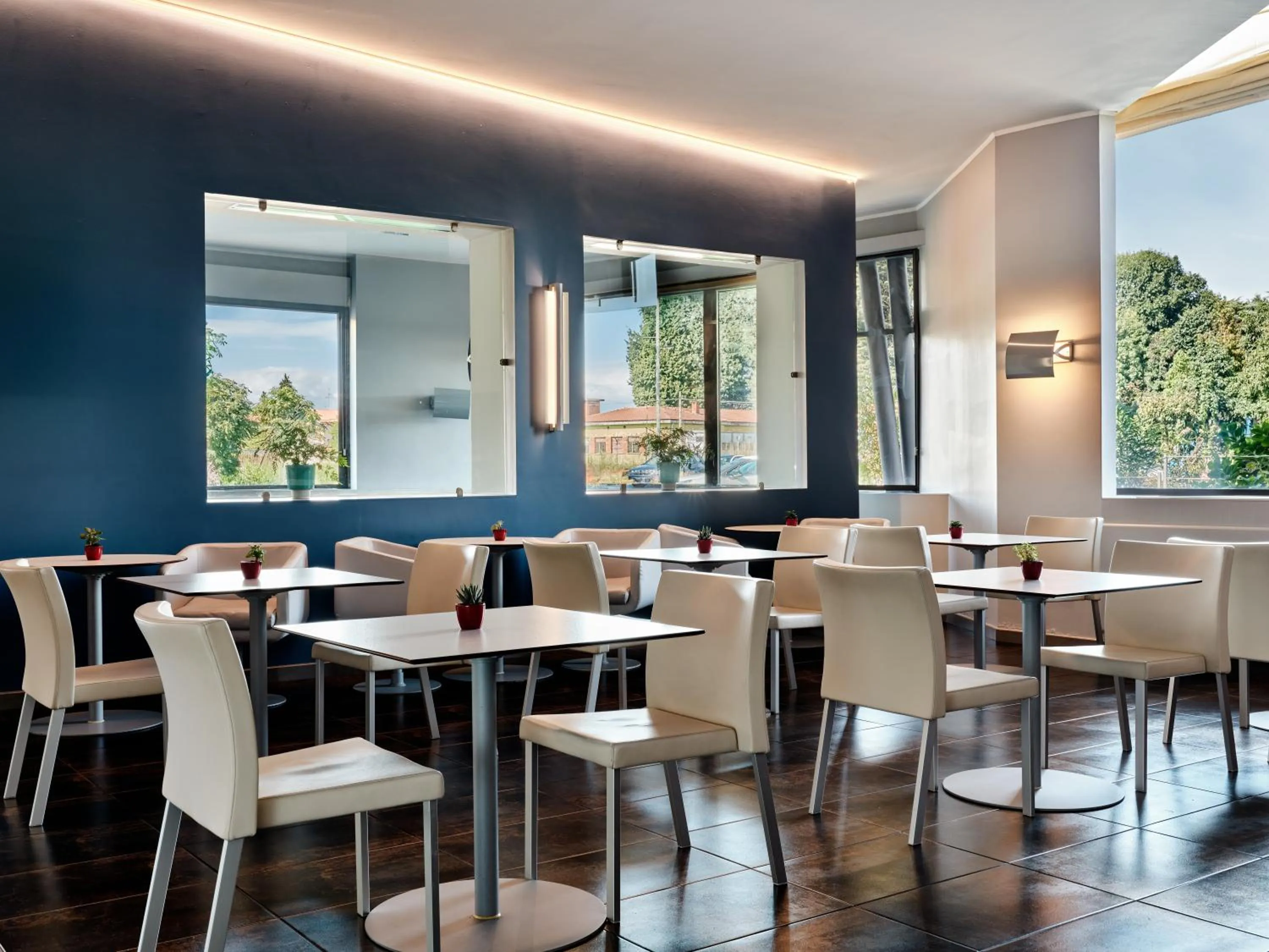 Restaurant/places to eat in Holiday Inn Express Milan-Malpensa Airport by IHG