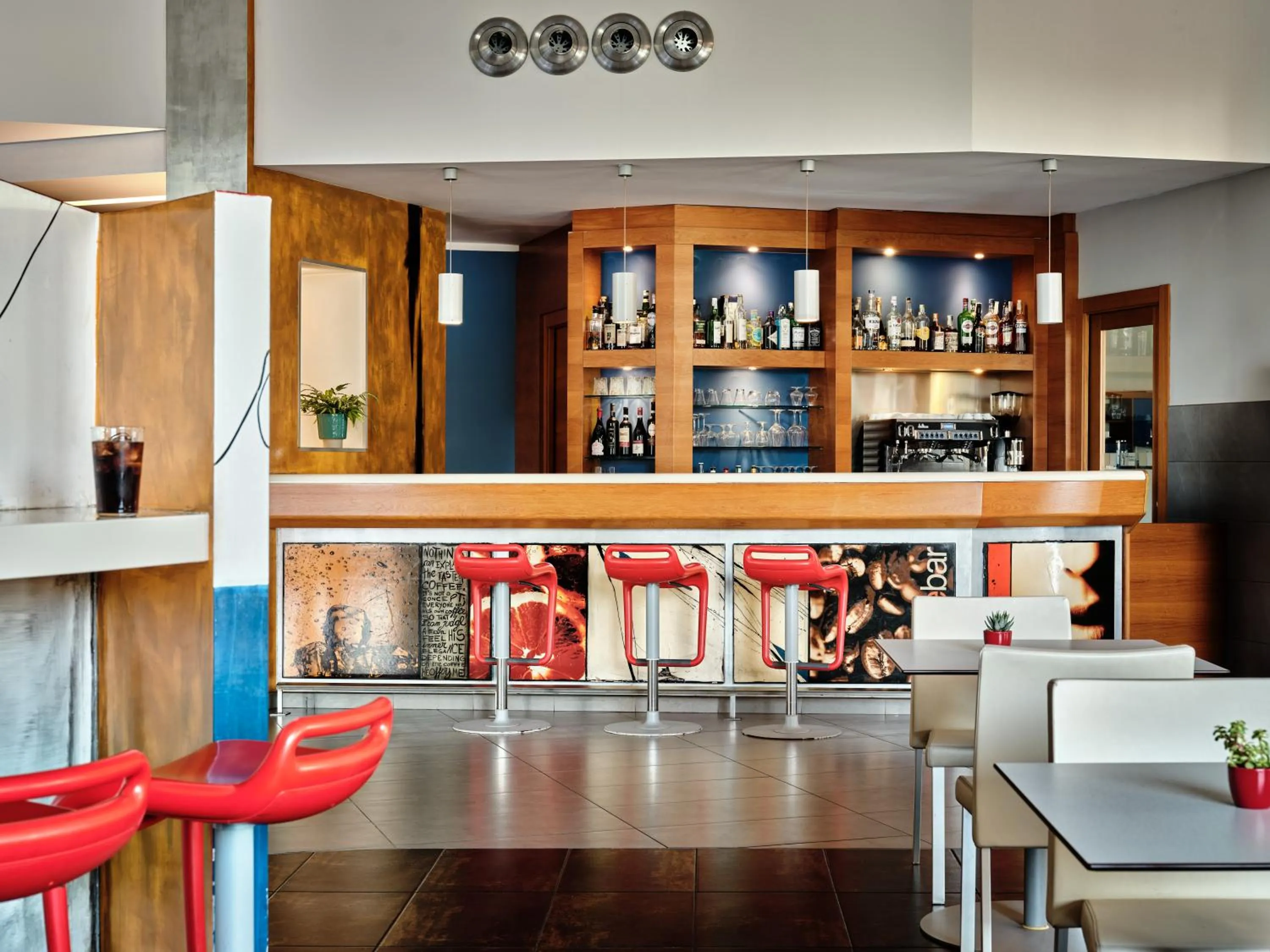 Lounge or bar in Holiday Inn Express Milan-Malpensa Airport by IHG