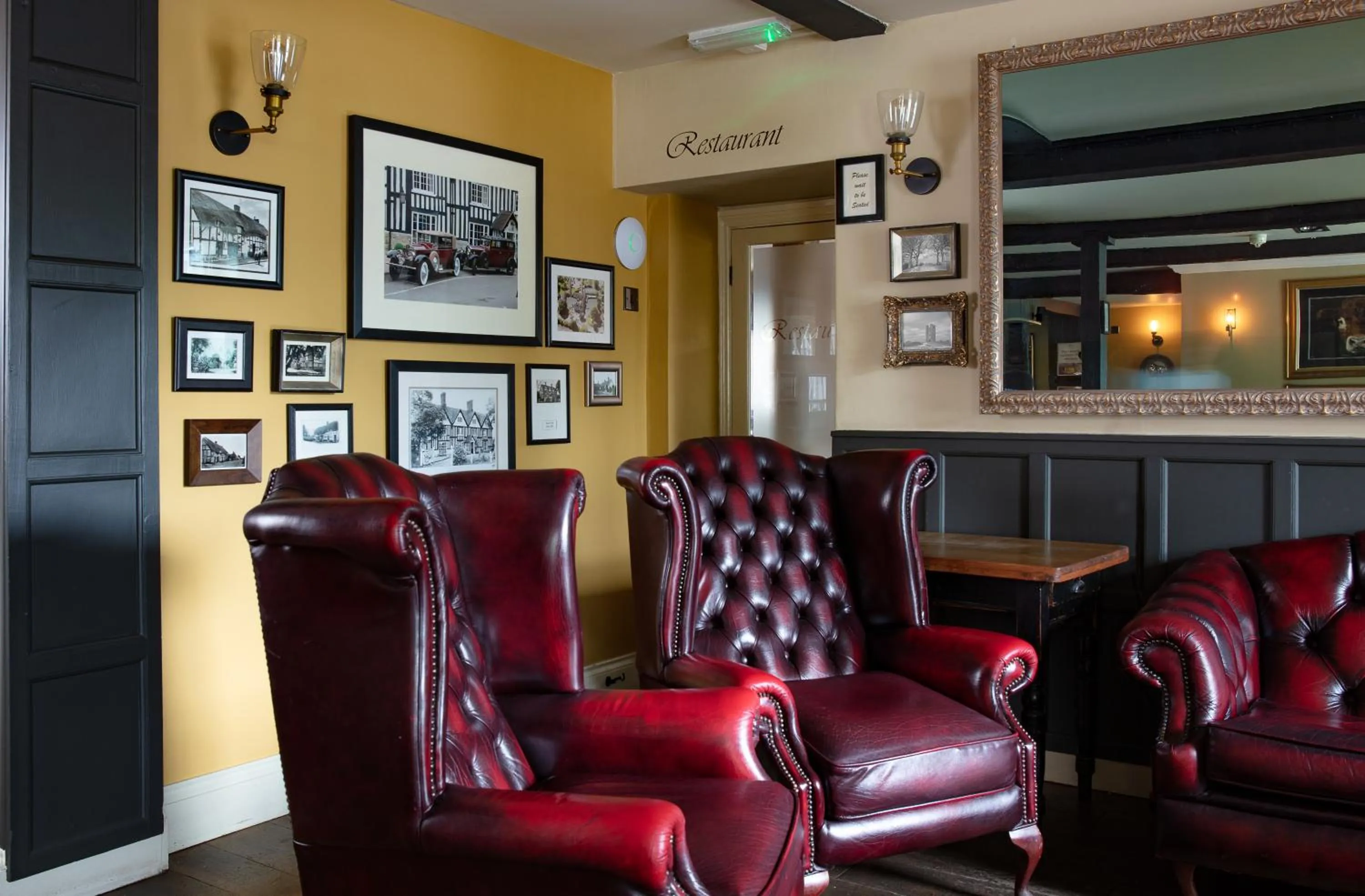 Lounge or bar in Broom Hall Inn