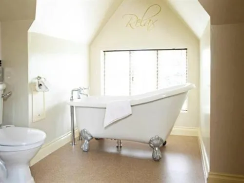 Bathroom in Broom Hall Inn