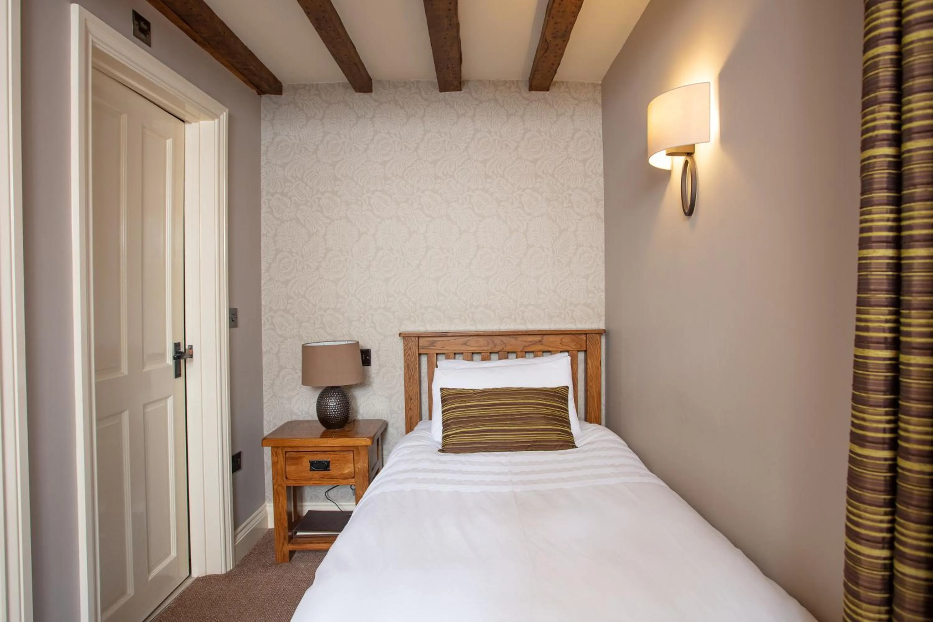 Bedroom, Bed in Broom Hall Inn