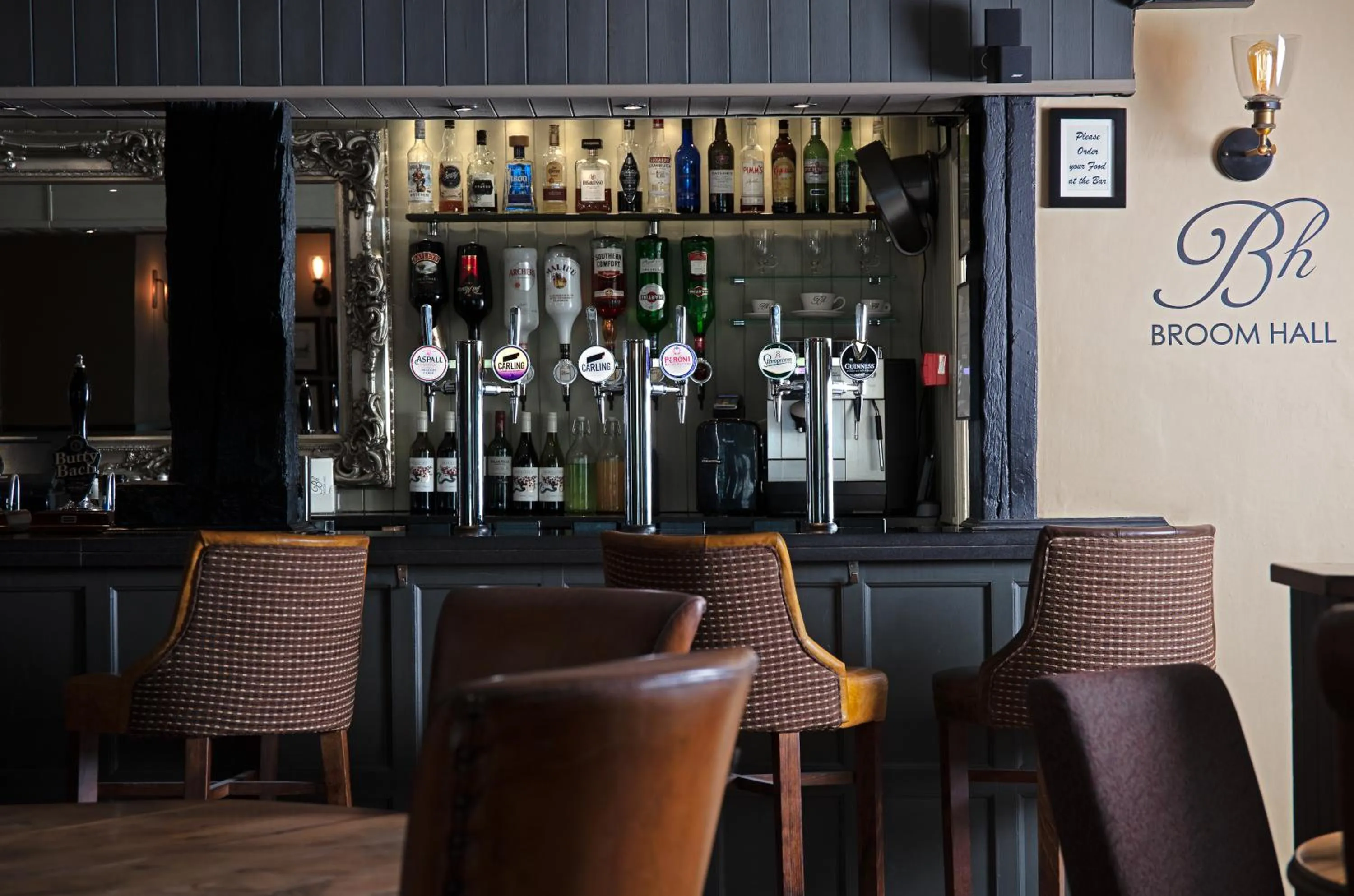 Lounge or bar in Broom Hall Inn