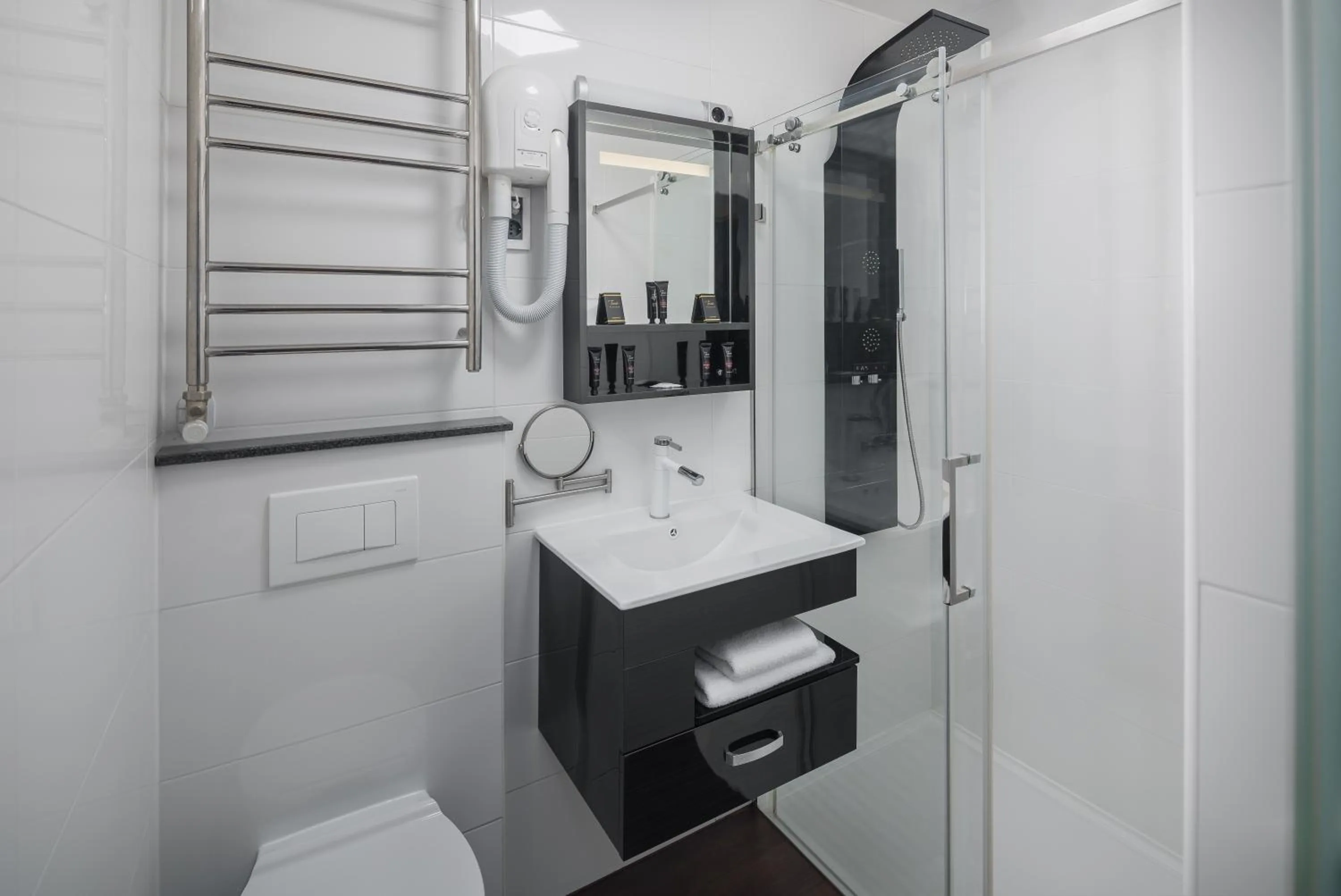 Shower in Hotel Tomi