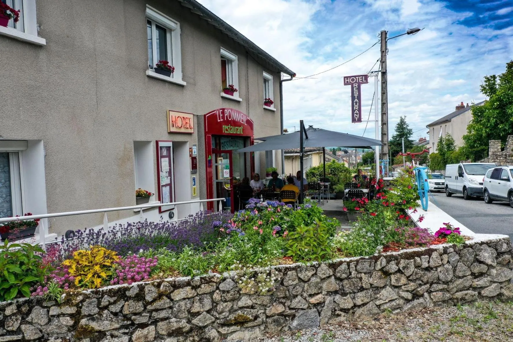 Property building in Hôtel Le Pommeil