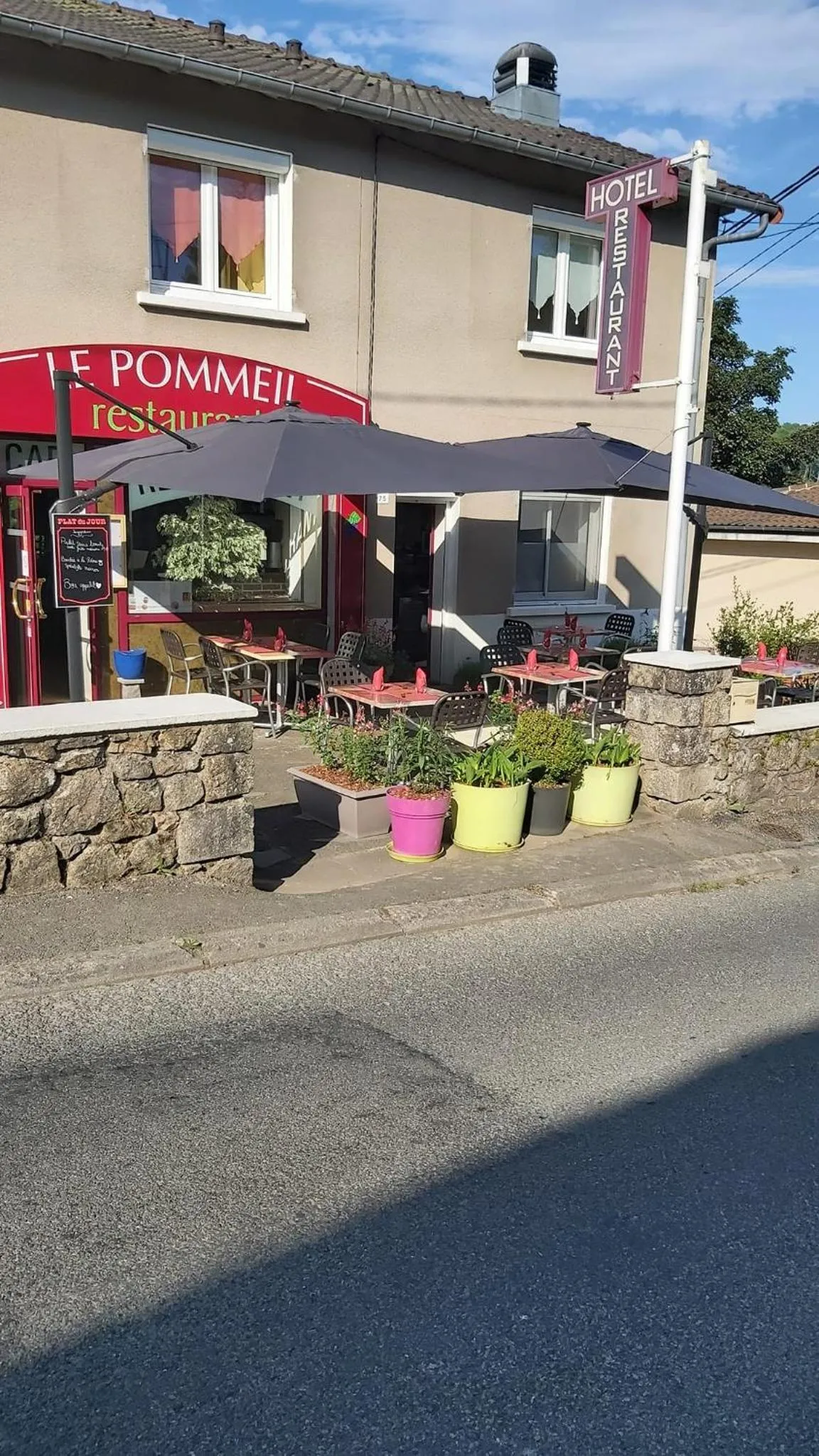 Property building in Hôtel Le Pommeil