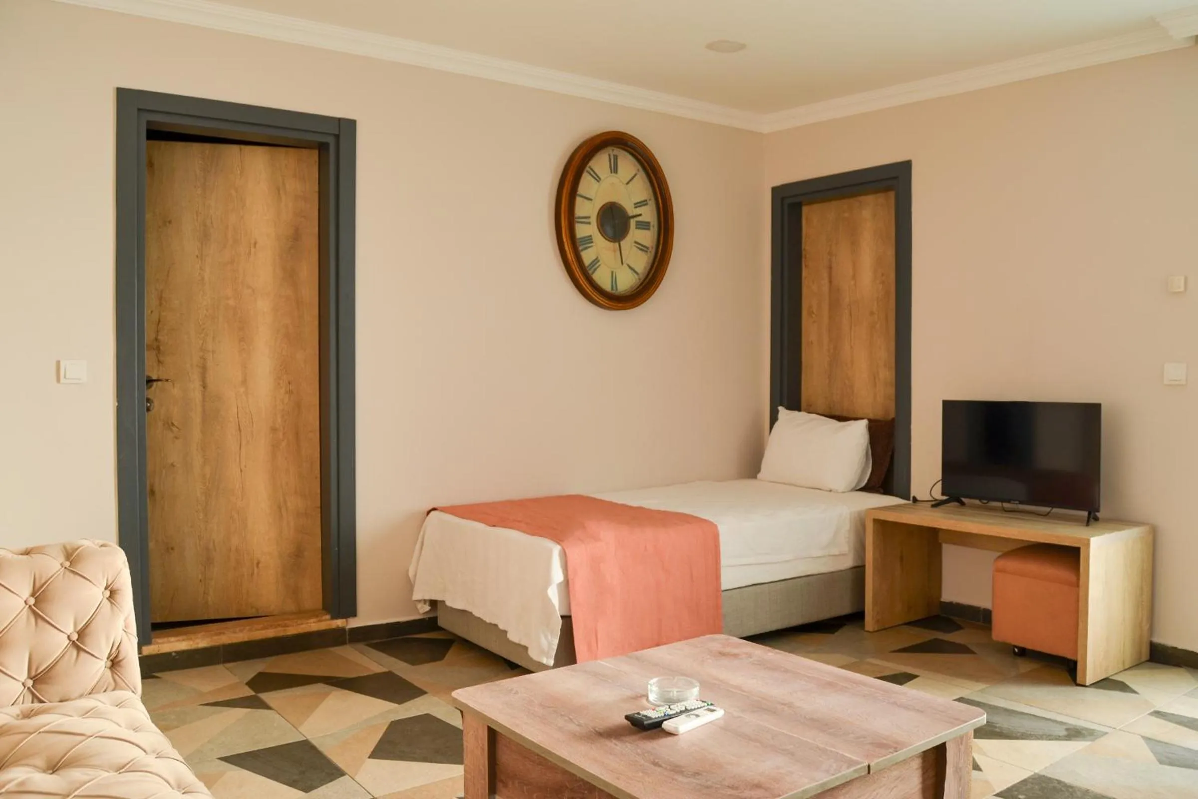 Living room, Bed in Akkan Hotel