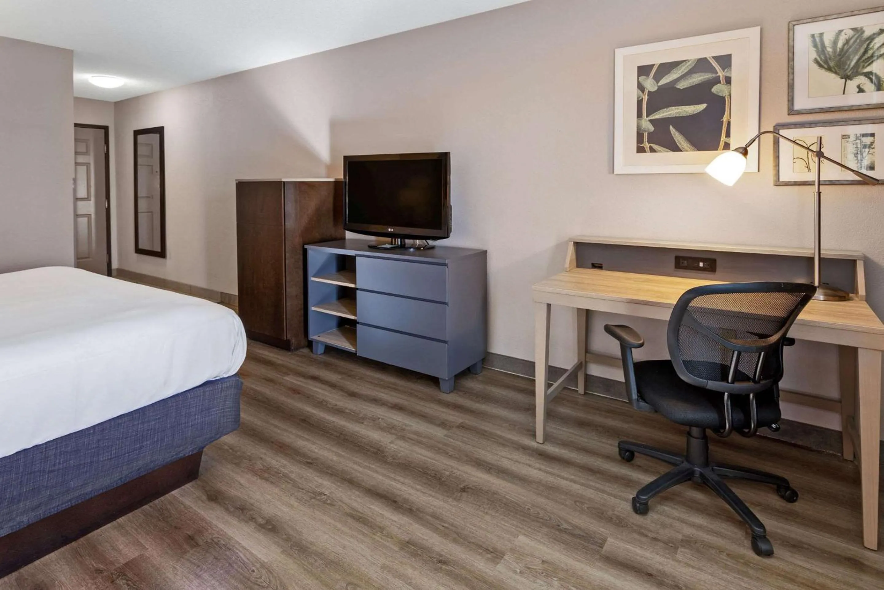 Bedroom, Bed in Country Inn & Suites by Radisson, Salisbury, MD