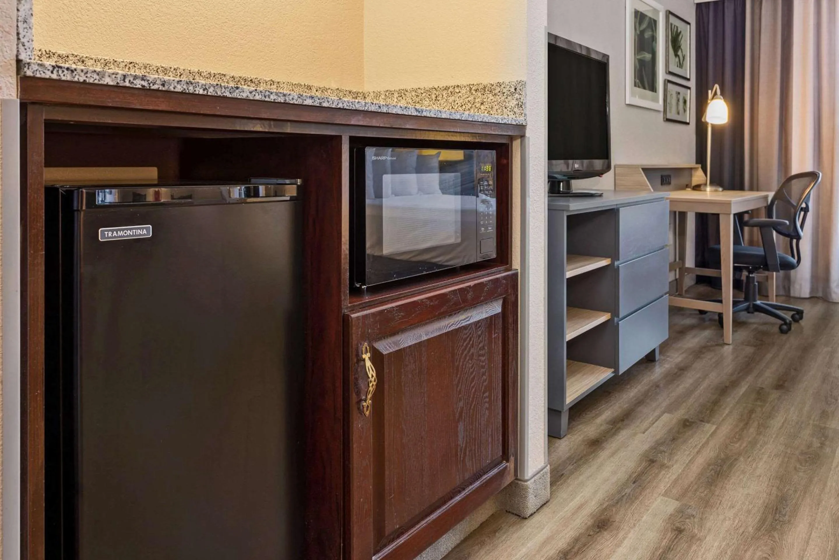 Bedroom in Country Inn & Suites by Radisson, Salisbury, MD