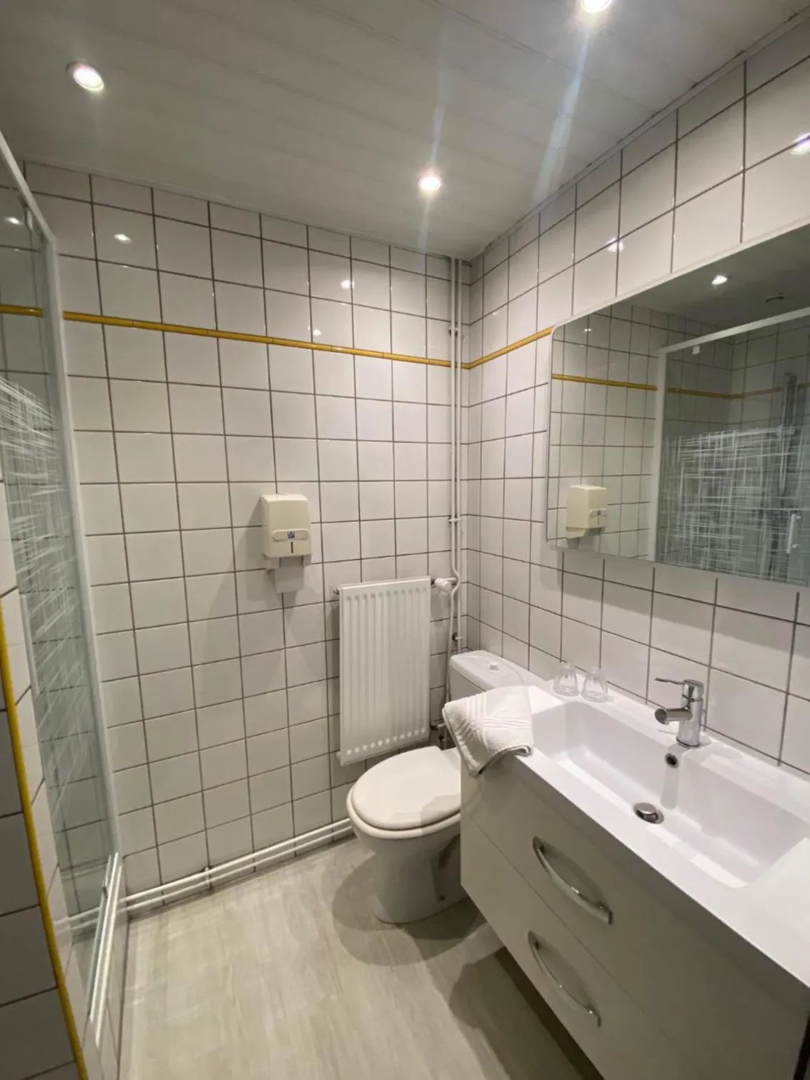 Shower in Hotel Le Pelican