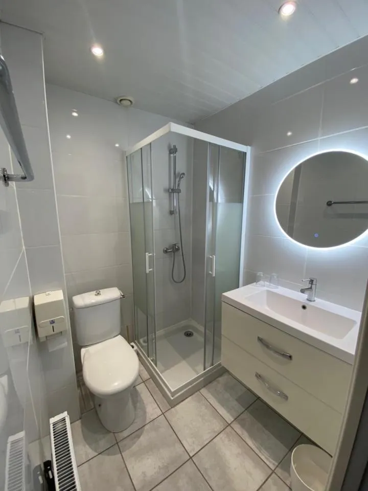 Shower in Hotel Le Pelican