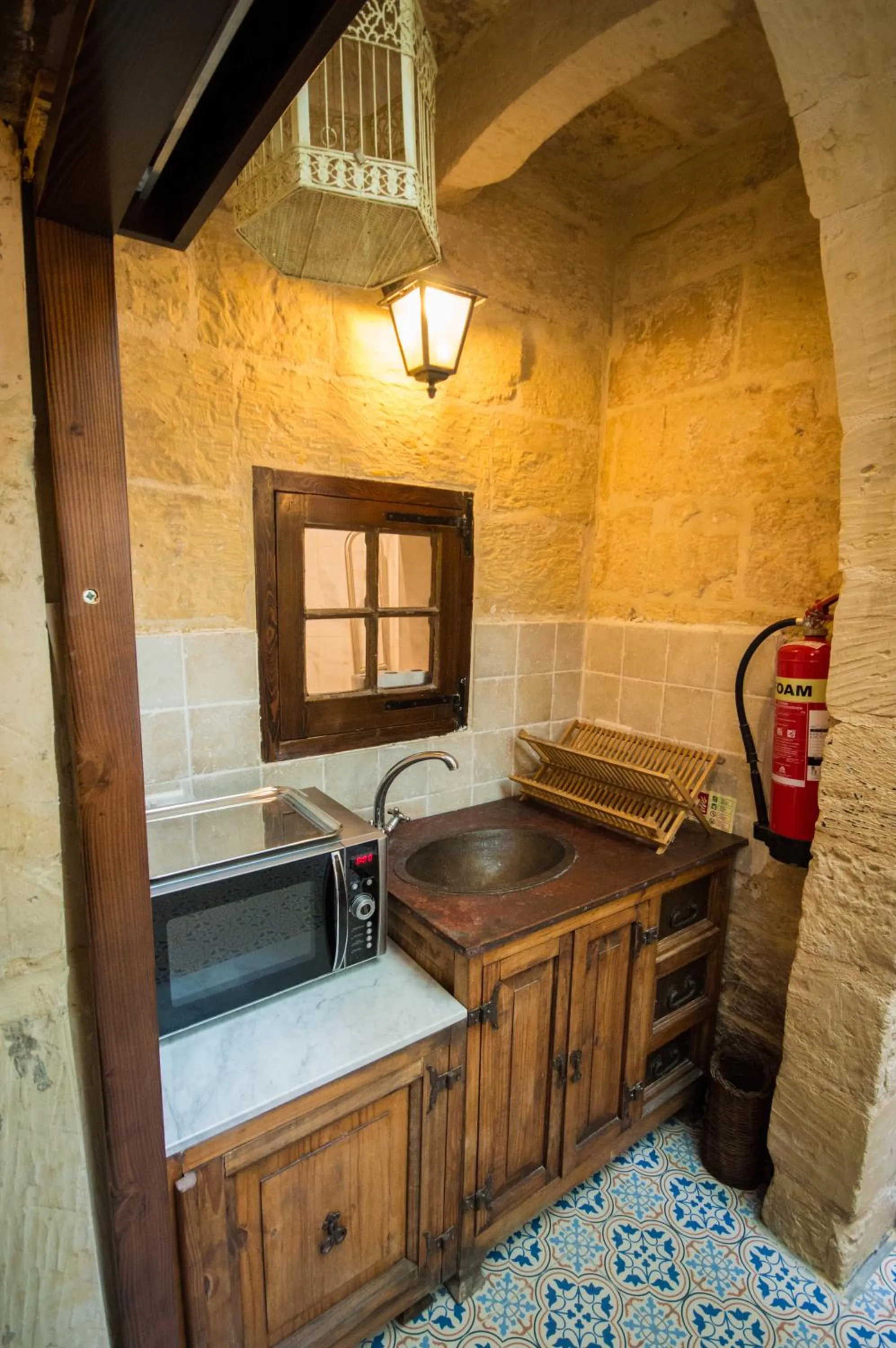 Kitchen or kitchenette in The Burrow Guest House
