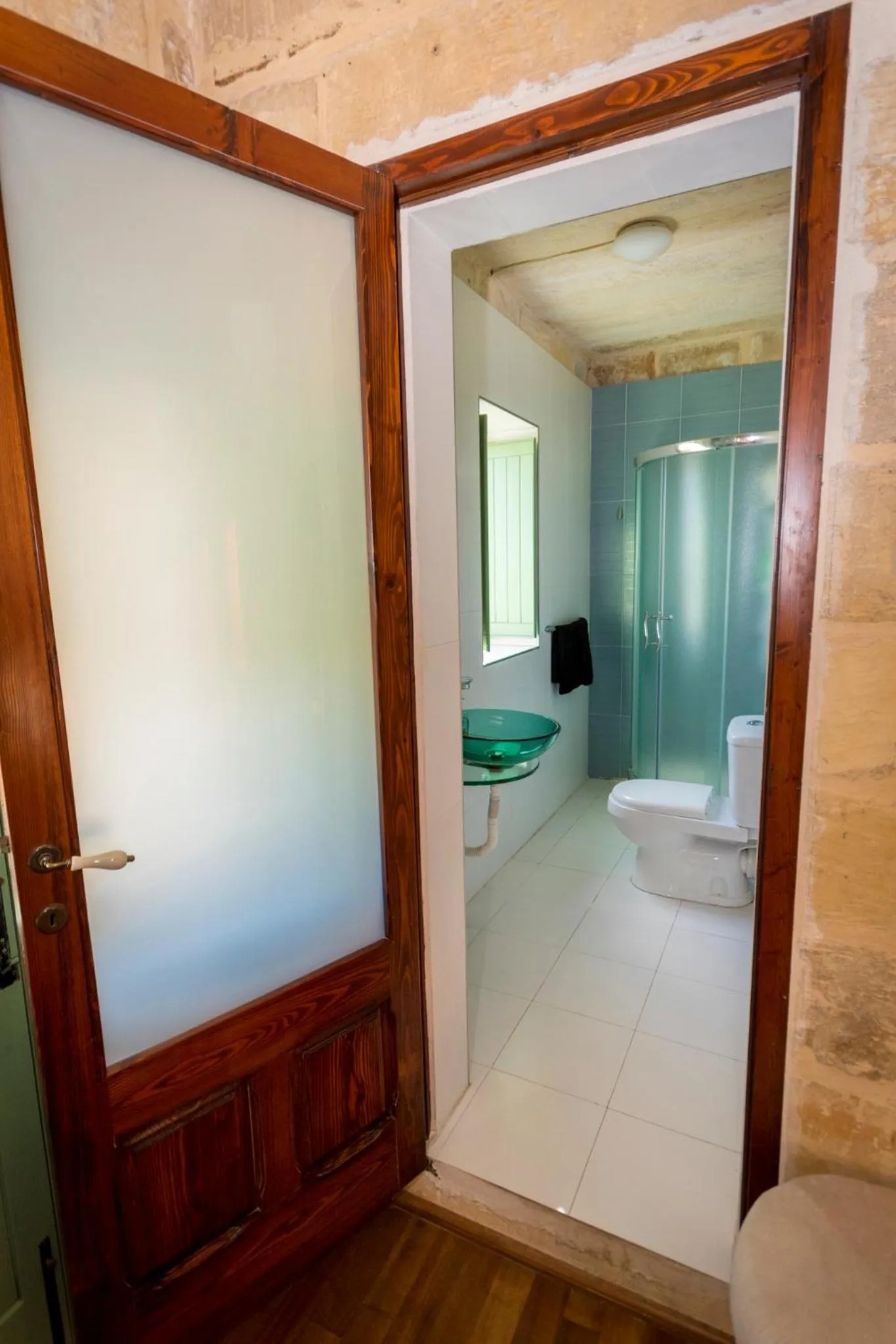 Bathroom, Bed in The Burrow Guest House