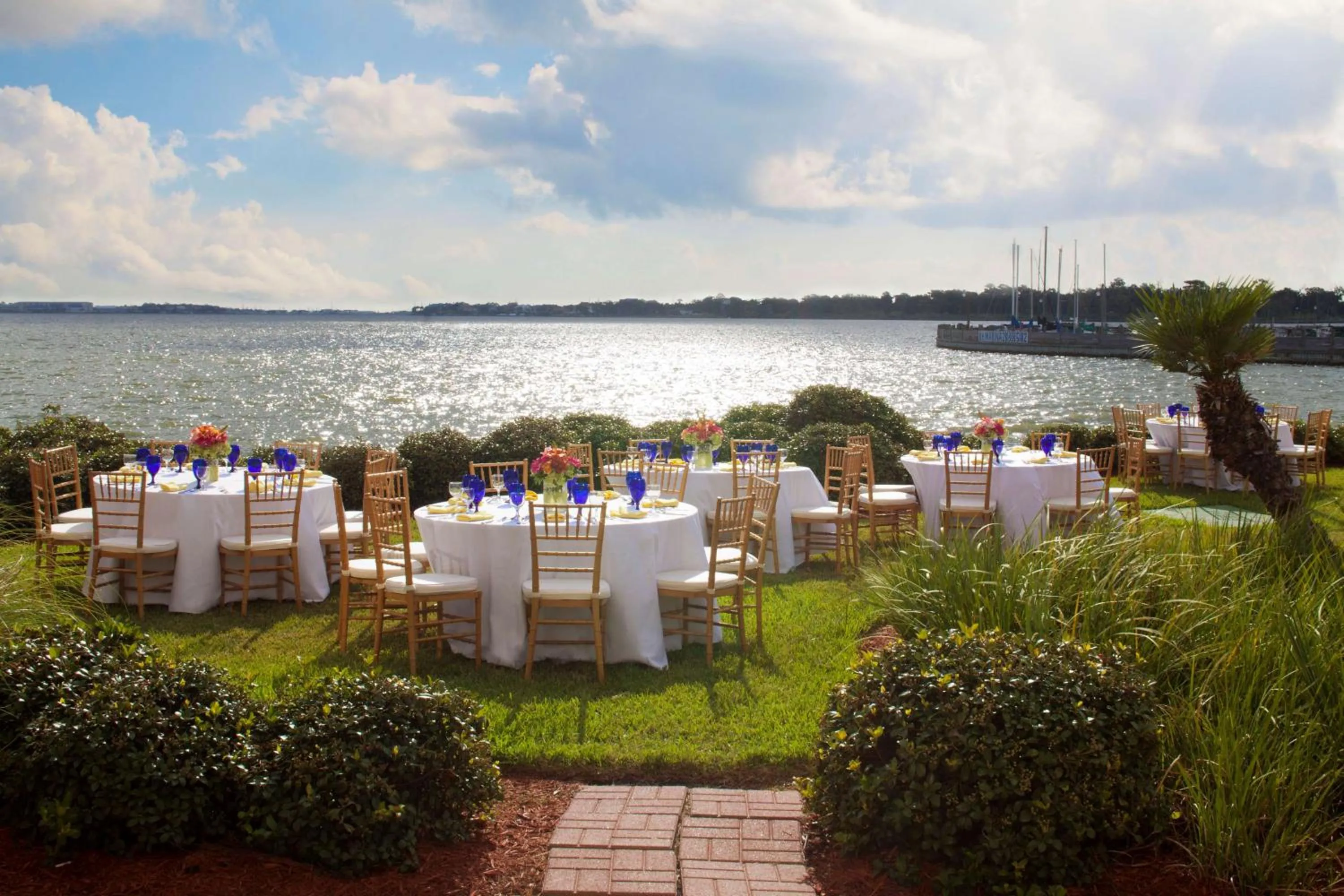 Dining area in Hilton Houston NASA Clear Lake