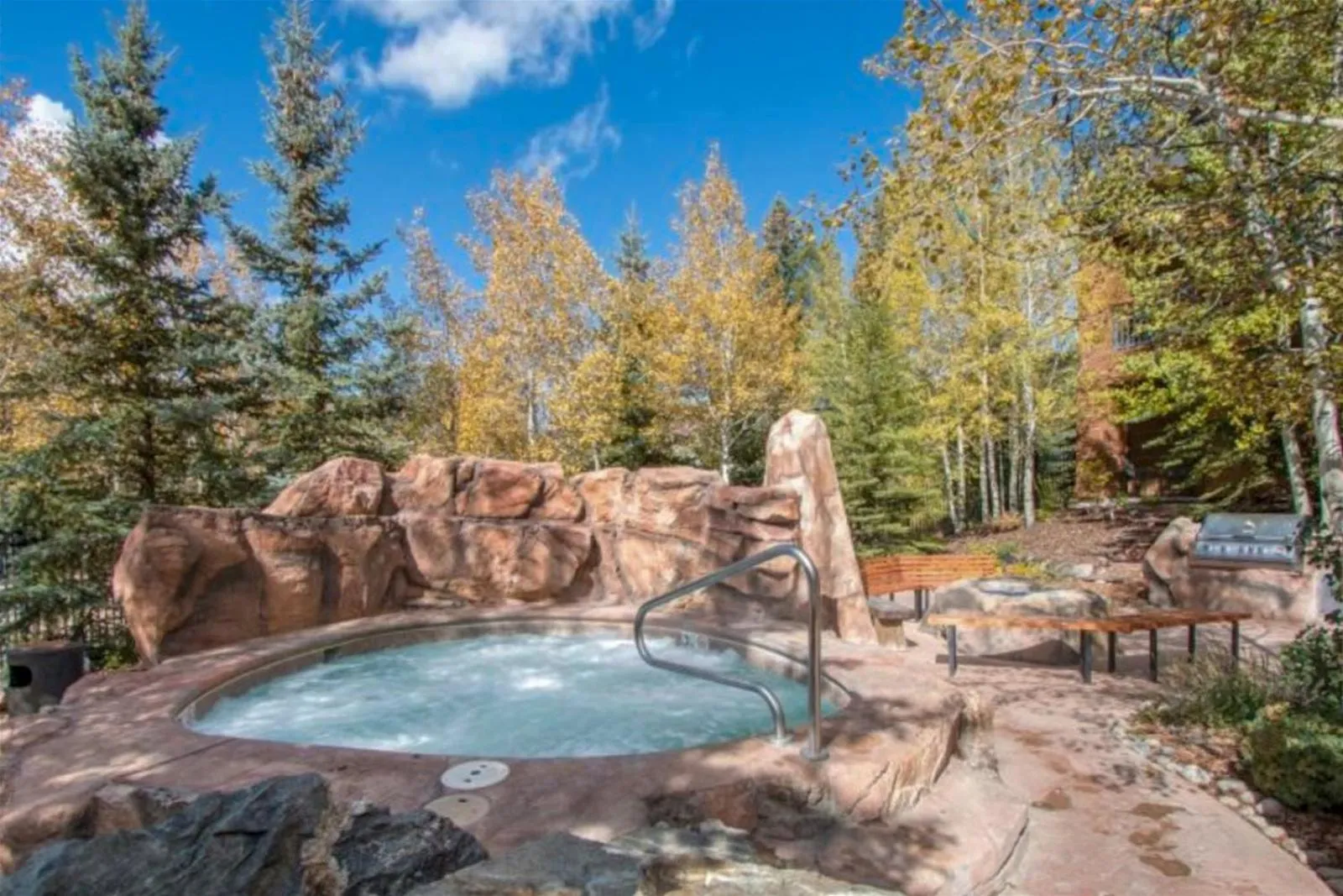 Property building in 1 Bedroom Springs Condo In River Run Village Just 75 Yards From The River Run Gondola