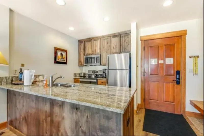 Kitchen or kitchenette in 1 Bedroom Springs Condo In River Run Village Just 75 Yards From The River Run Gondola