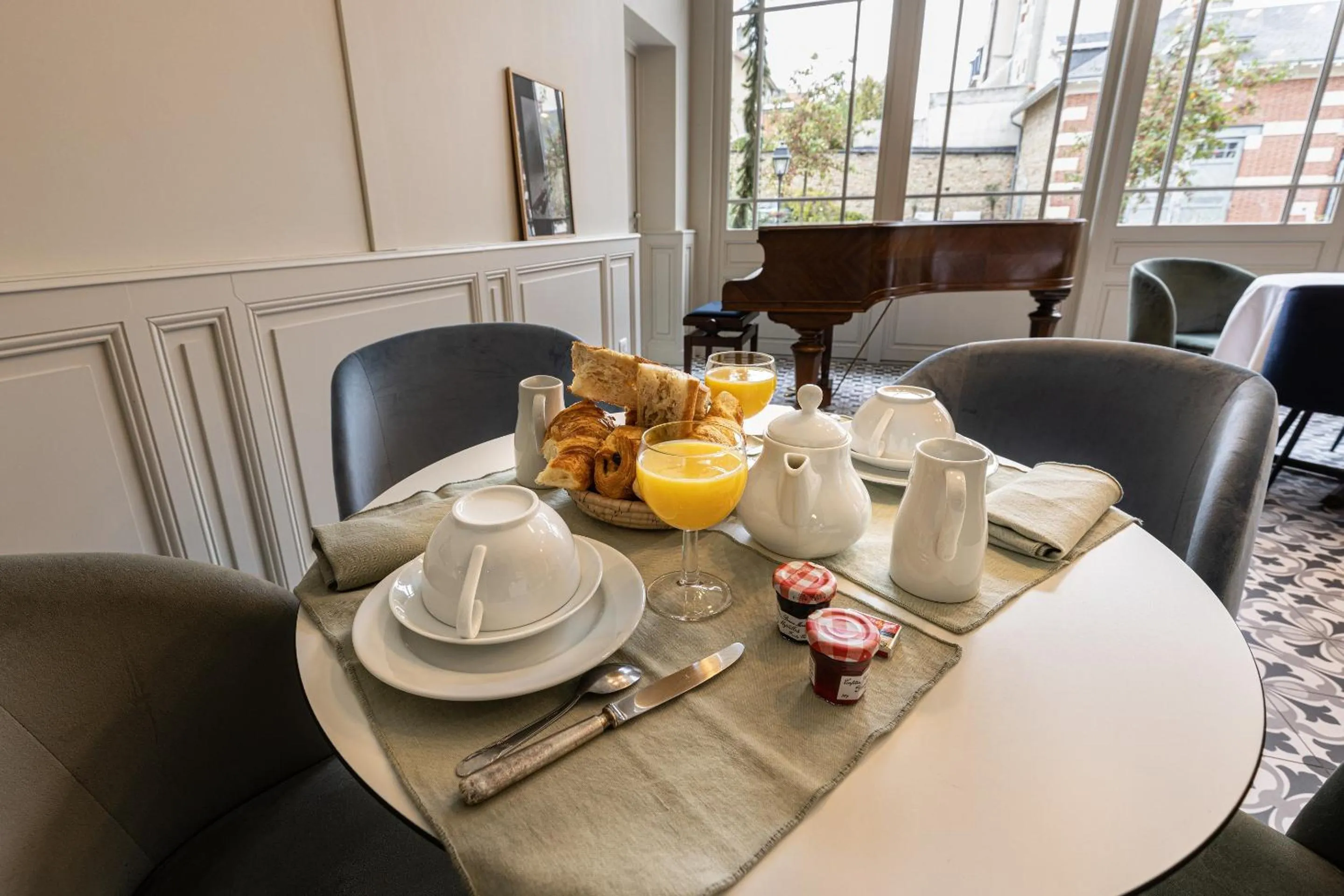 Breakfast in La Maison Blanche - AppartHôtels de charme Chic & Cosy à 350m du cœur de ville de Limoges - Accès autonome