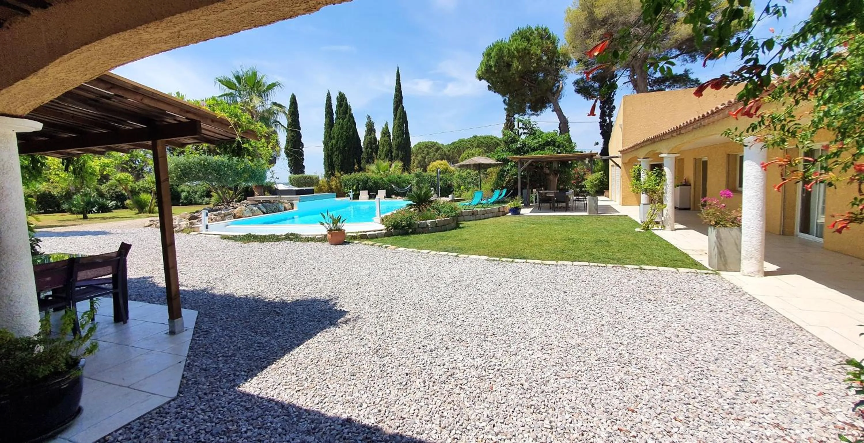 Villa spacieuse à Béziers avec piscine privée et jacuzzi