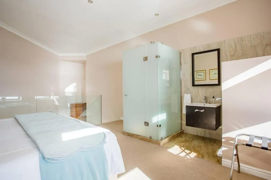 Shower, Bed in Aqua Terra Boutique Guesthouse - Simon's Town, Cape Town