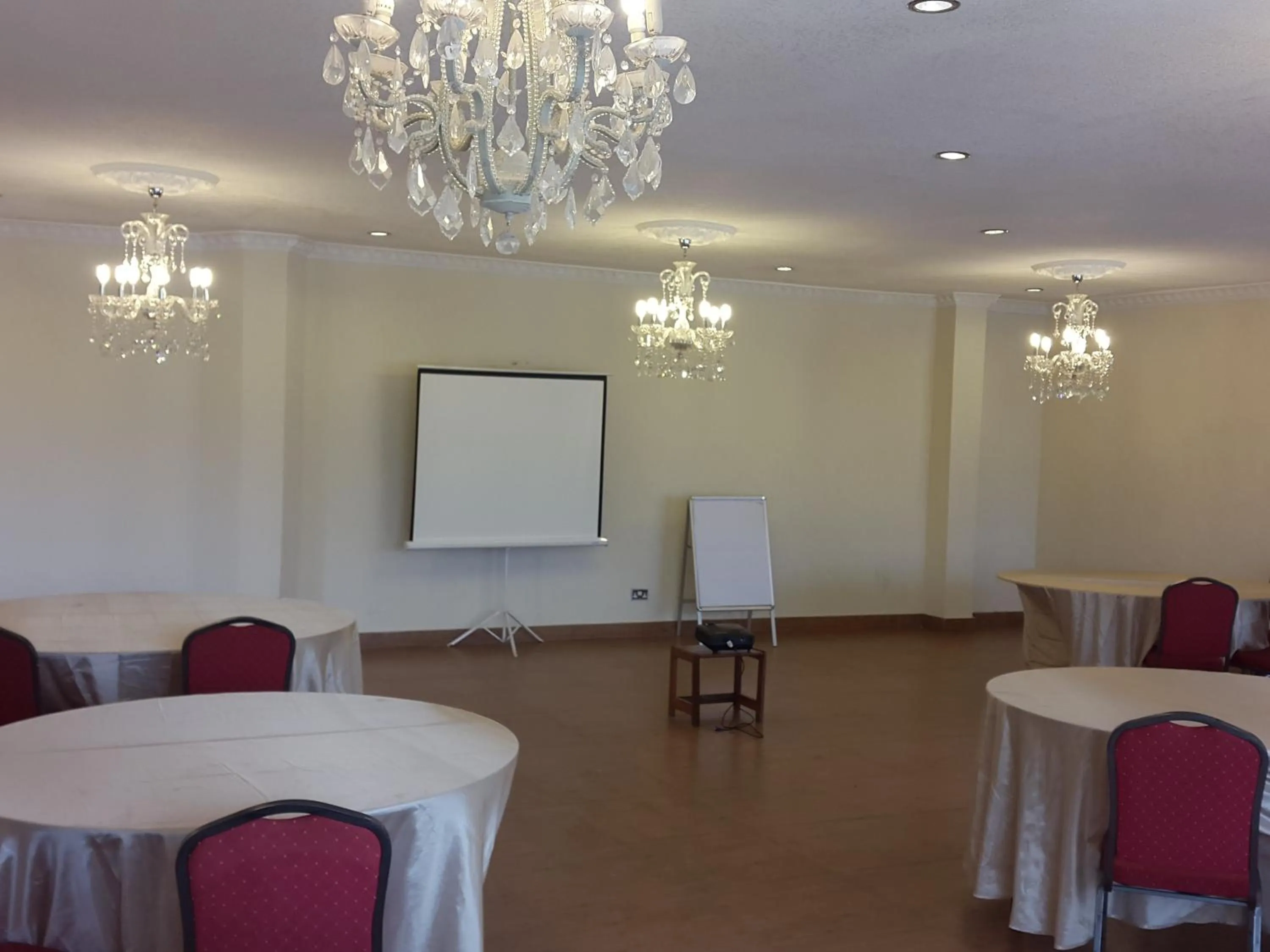 Restaurant/places to eat in Progressive Park Hotel