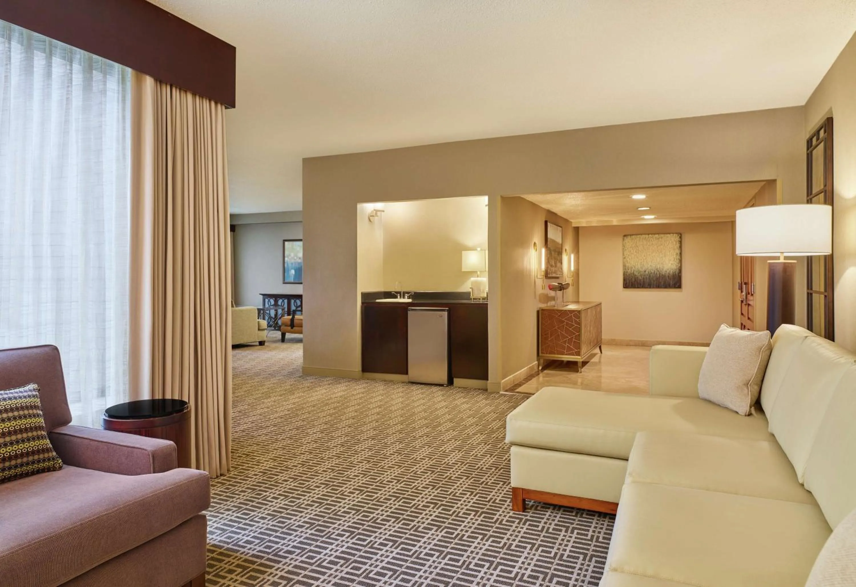 Living room in DoubleTree by Hilton Houston Intercontinental Airport
