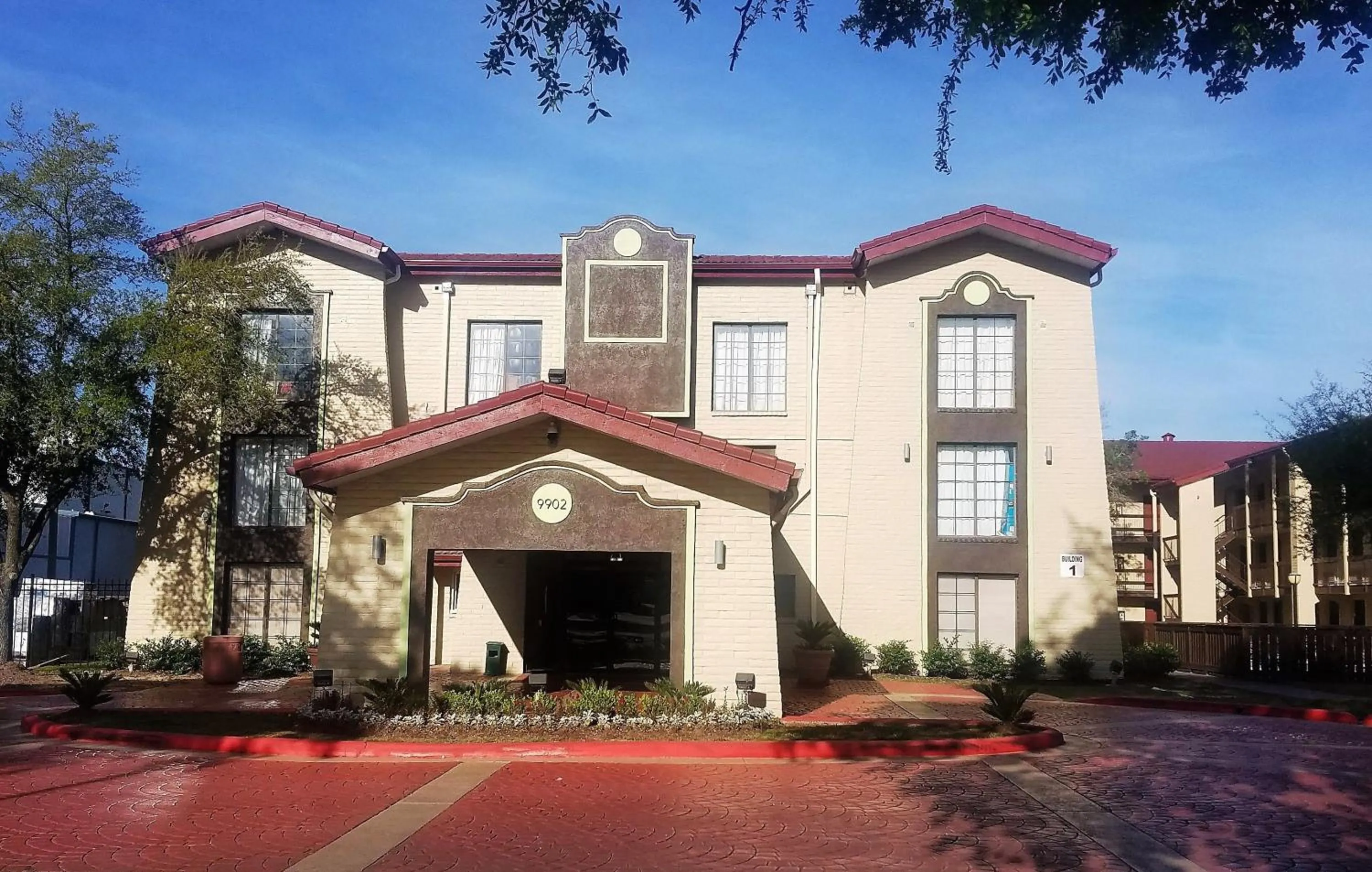Property Building in Red Roof Inn & Suites Houston - Hobby Airport