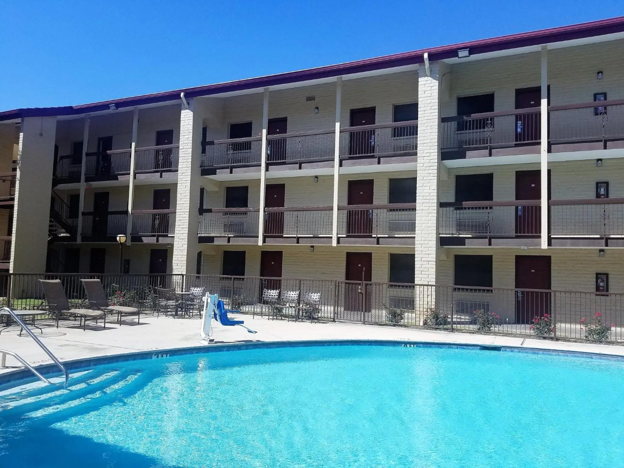 Swimming pool, Property Building in Red Roof Inn & Suites Houston - Hobby Airport